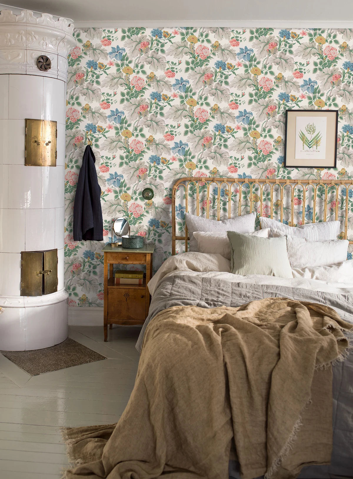 Floral Pattern Wallpaper in Carnation Garden Warm White