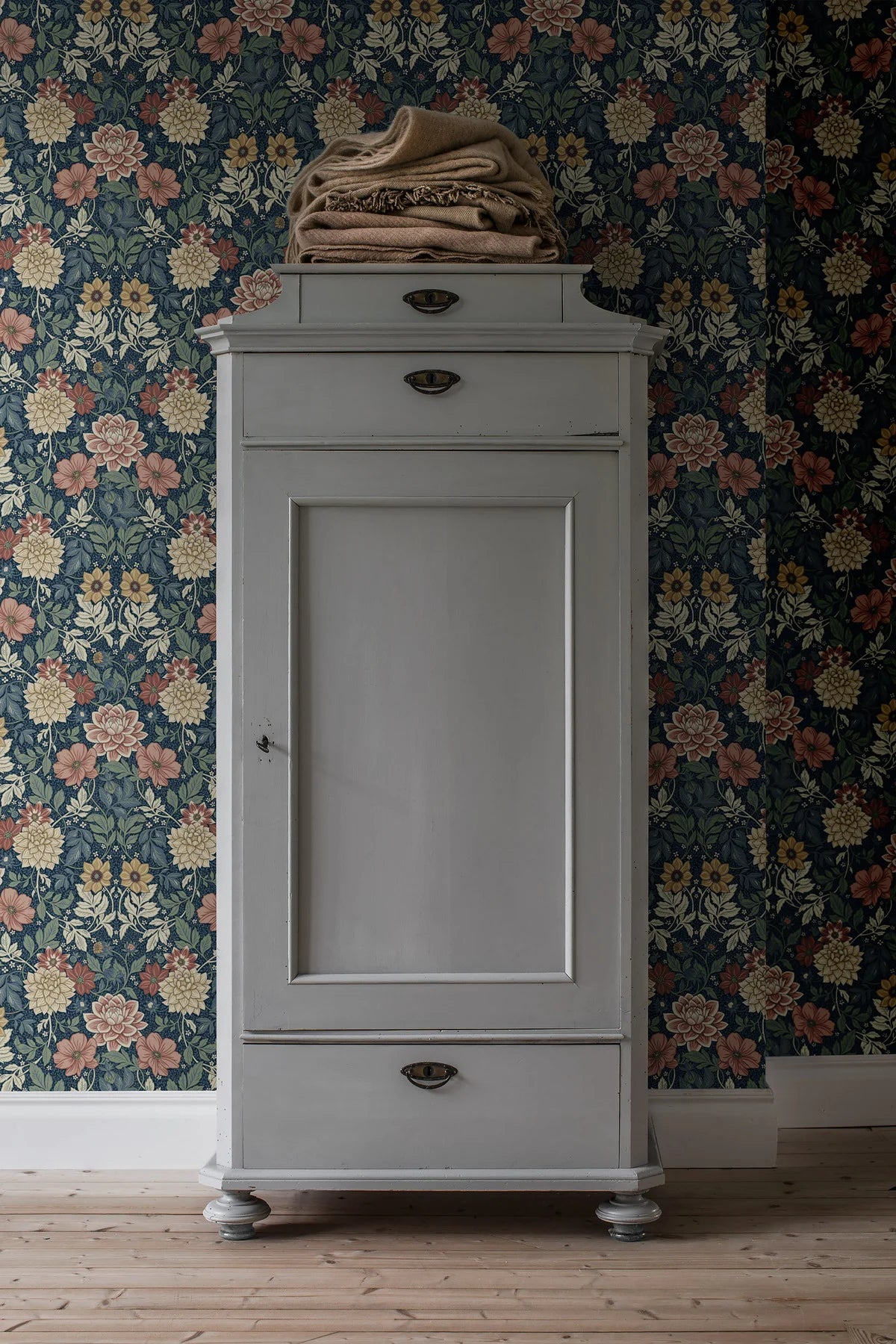 Vliesbehang met plantaal patroon DAHLIA GARDEN donkerblauw met beige en roze