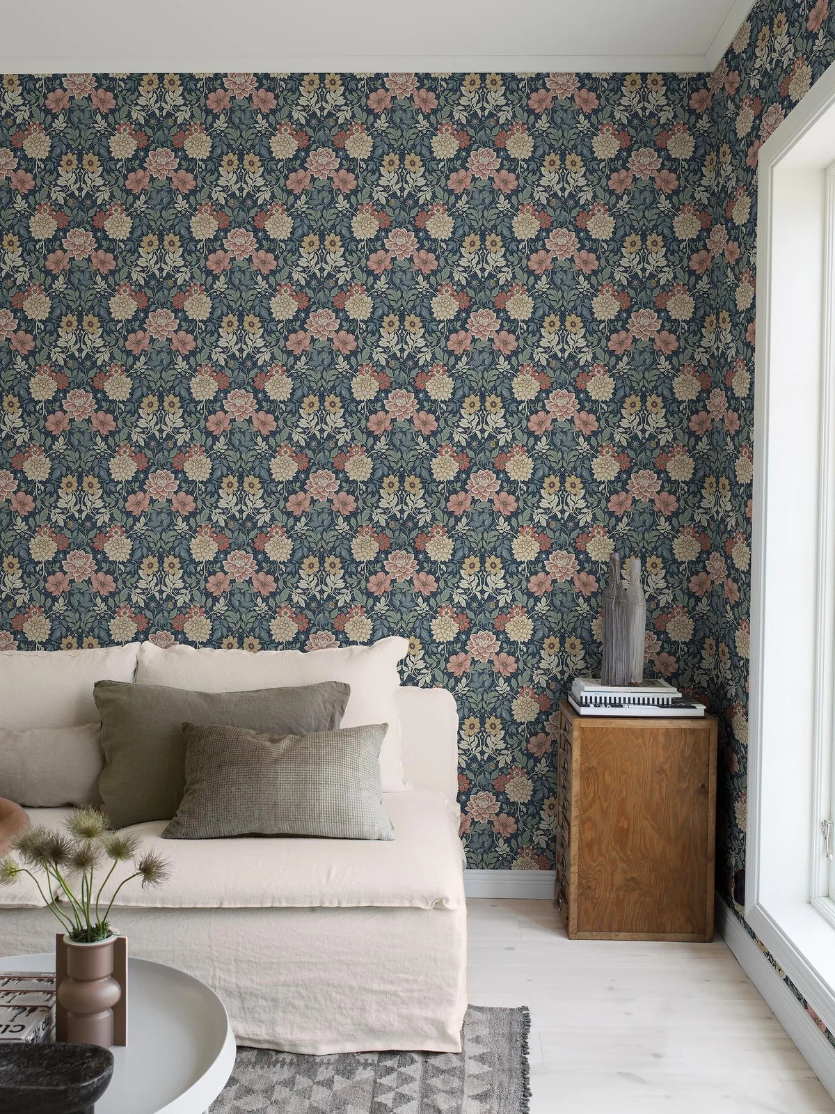 Vliesbehang met plantaal patroon DAHLIA GARDEN donkerblauw met beige en roze