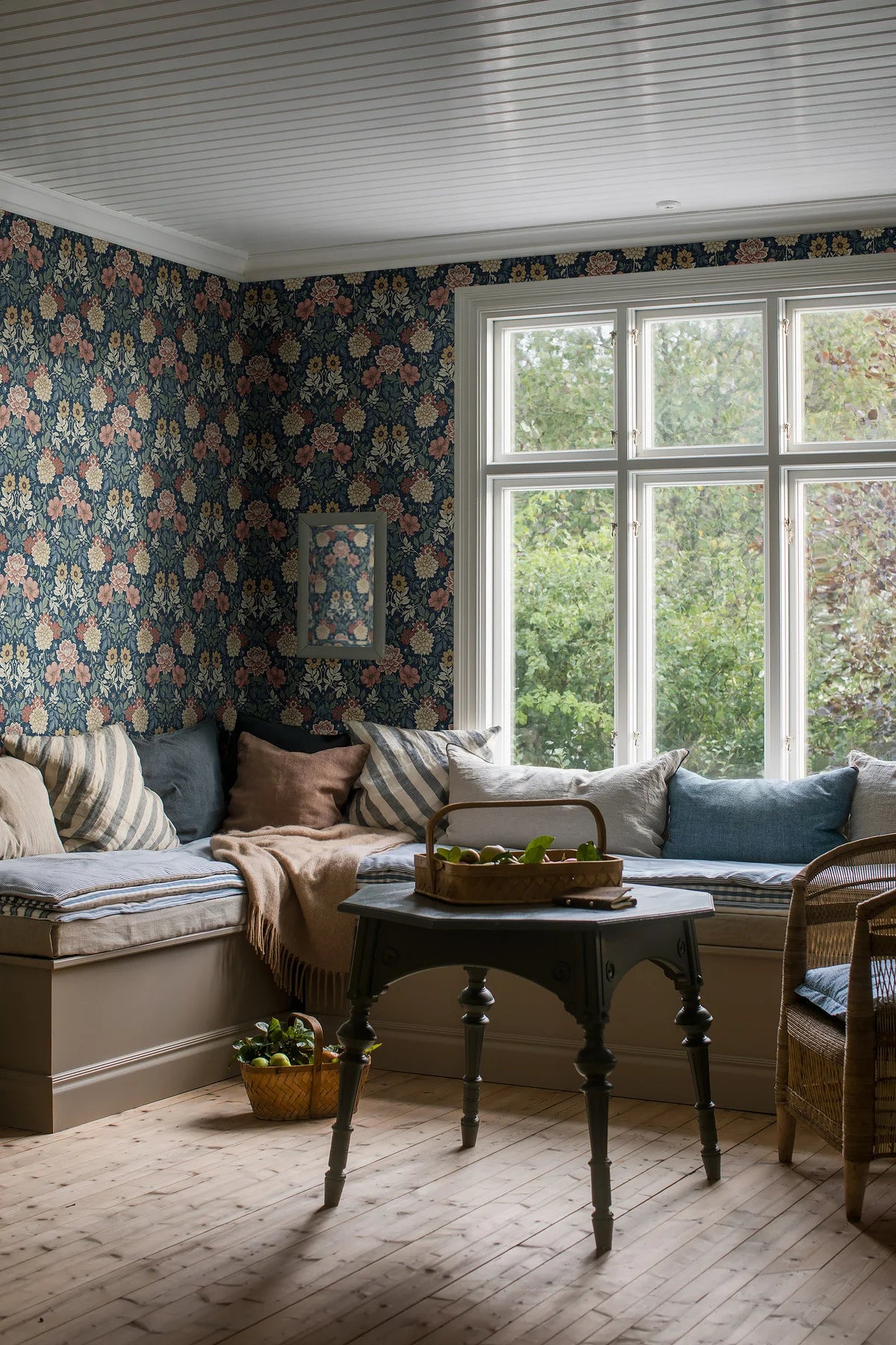 Vliesbehang met plantaal patroon DAHLIA GARDEN donkerblauw met beige en roze