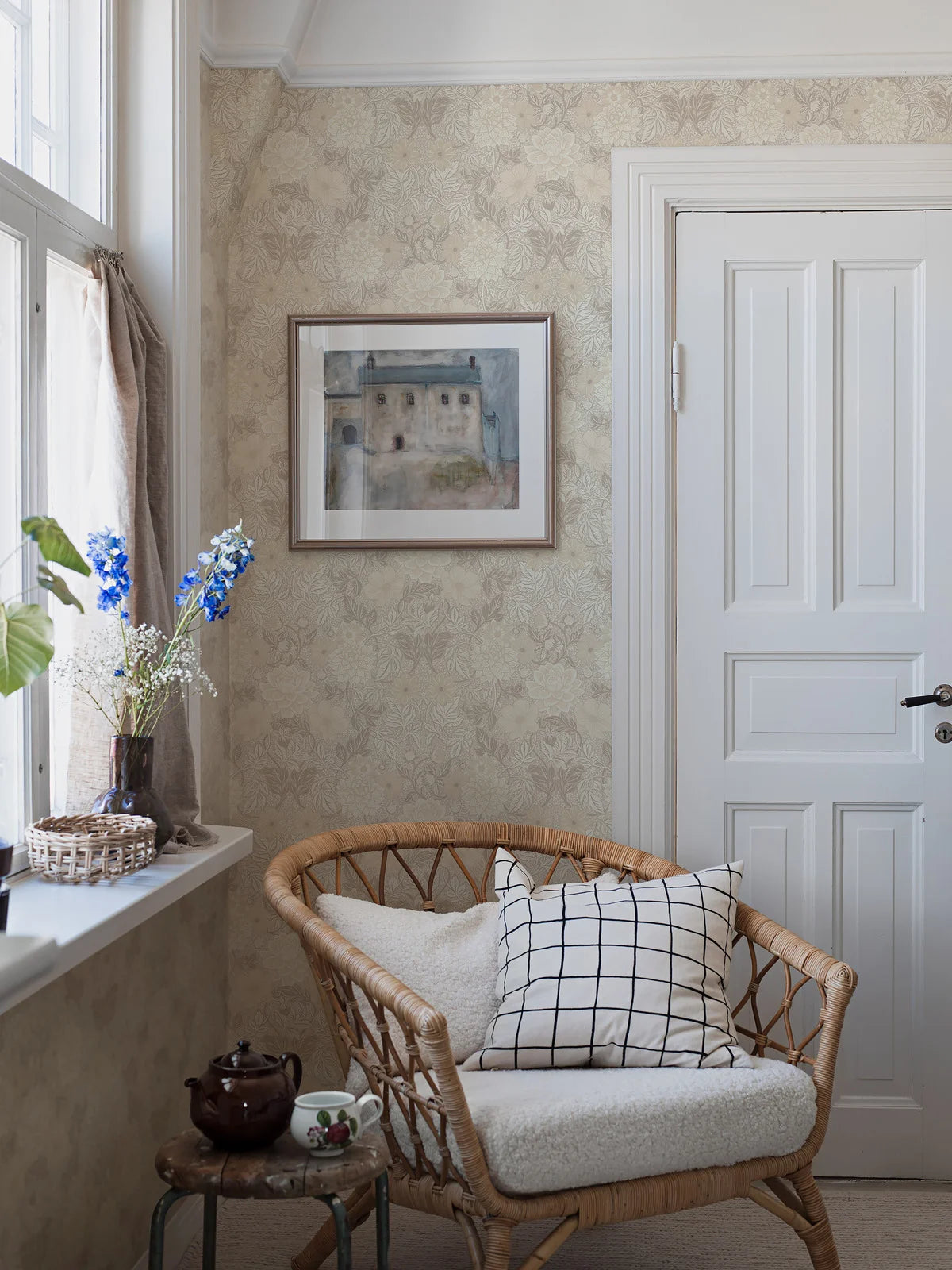 Non-woven paper wallpaper with a floral pattern DAHLIA GARDEN warm white with beige