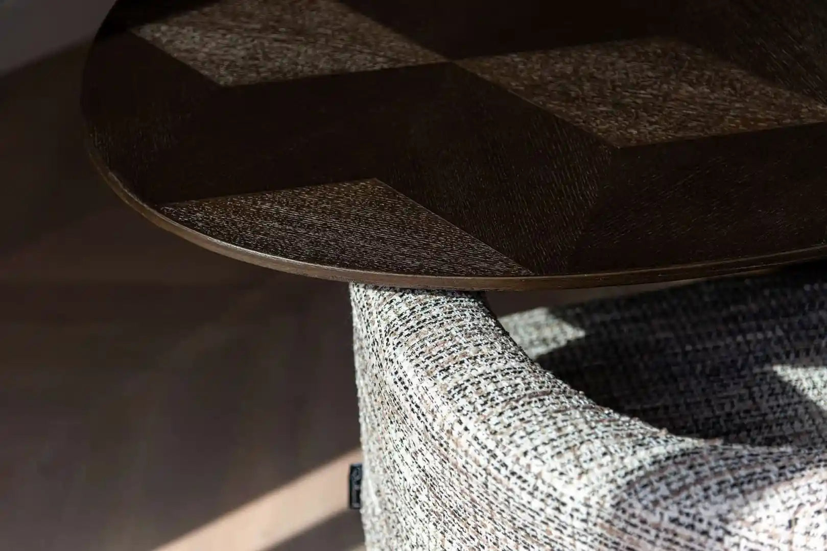 Ovale tafel LUXOR bruin met gouden voet