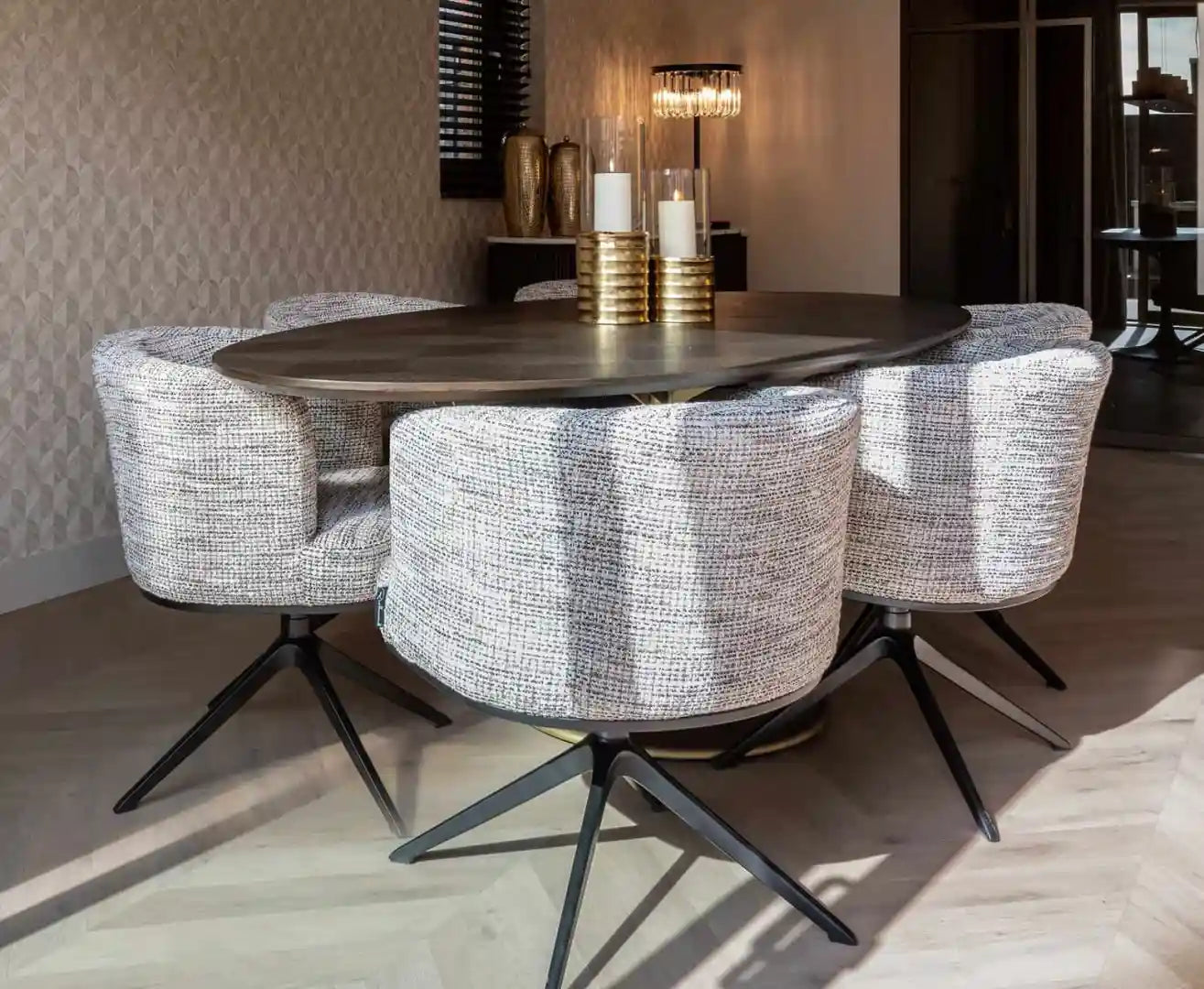 Ovale tafel LUXOR bruin met gouden voet