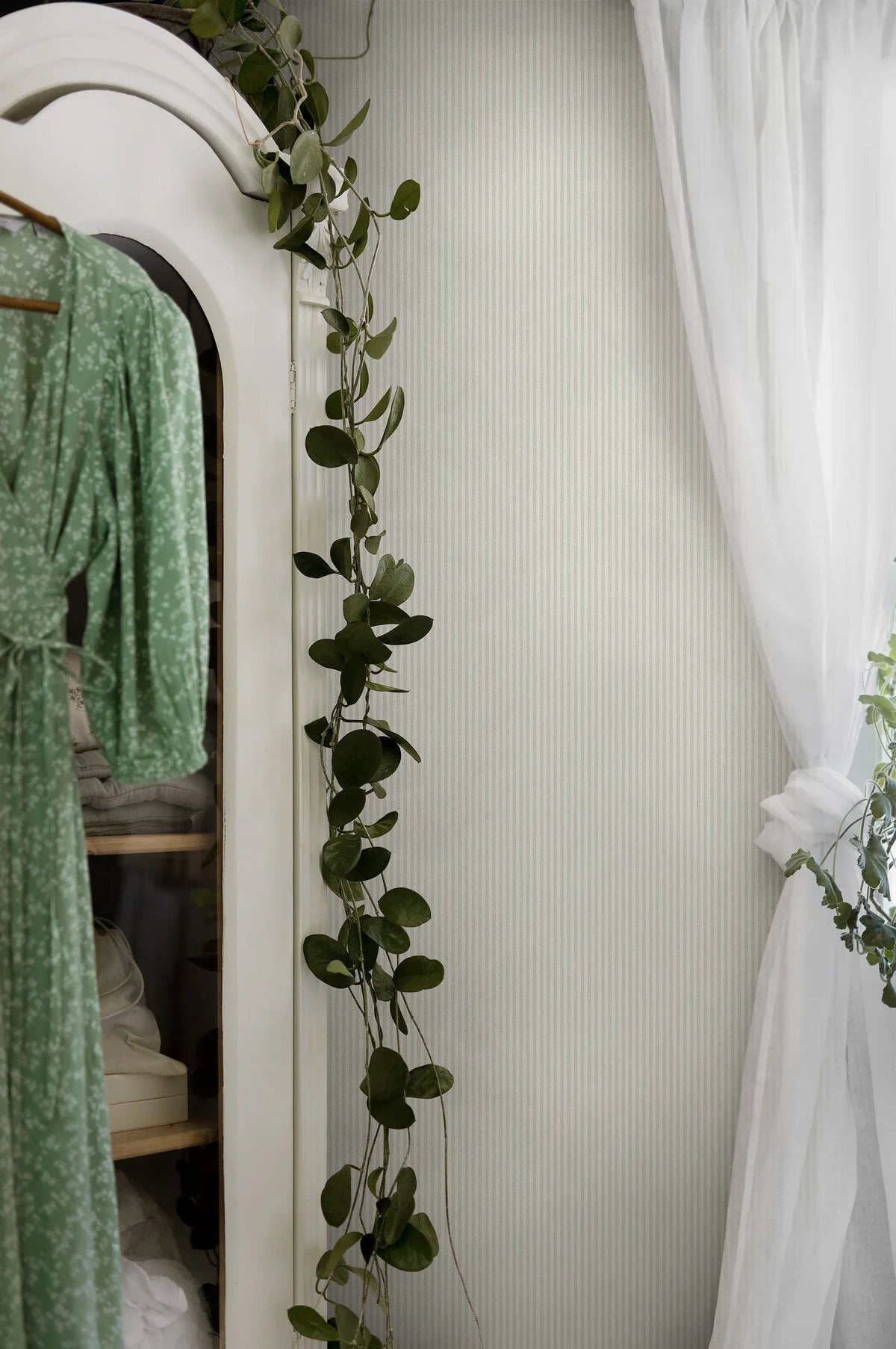 Structuurtapijt dat linnen met strepen imiteert POLKA STRIPE groen met beige