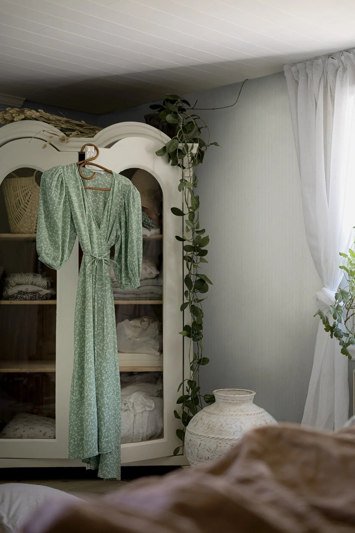 Structuurtapijt dat linnen met strepen imiteert POLKA STRIPE groen met beige