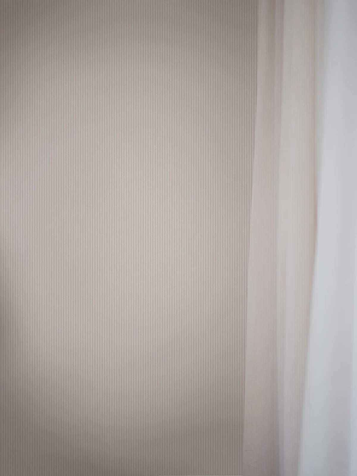 Strukturierte Tapete, die gestreiften Leinen imitiert, POLKA STRIPE, rosa mit beige