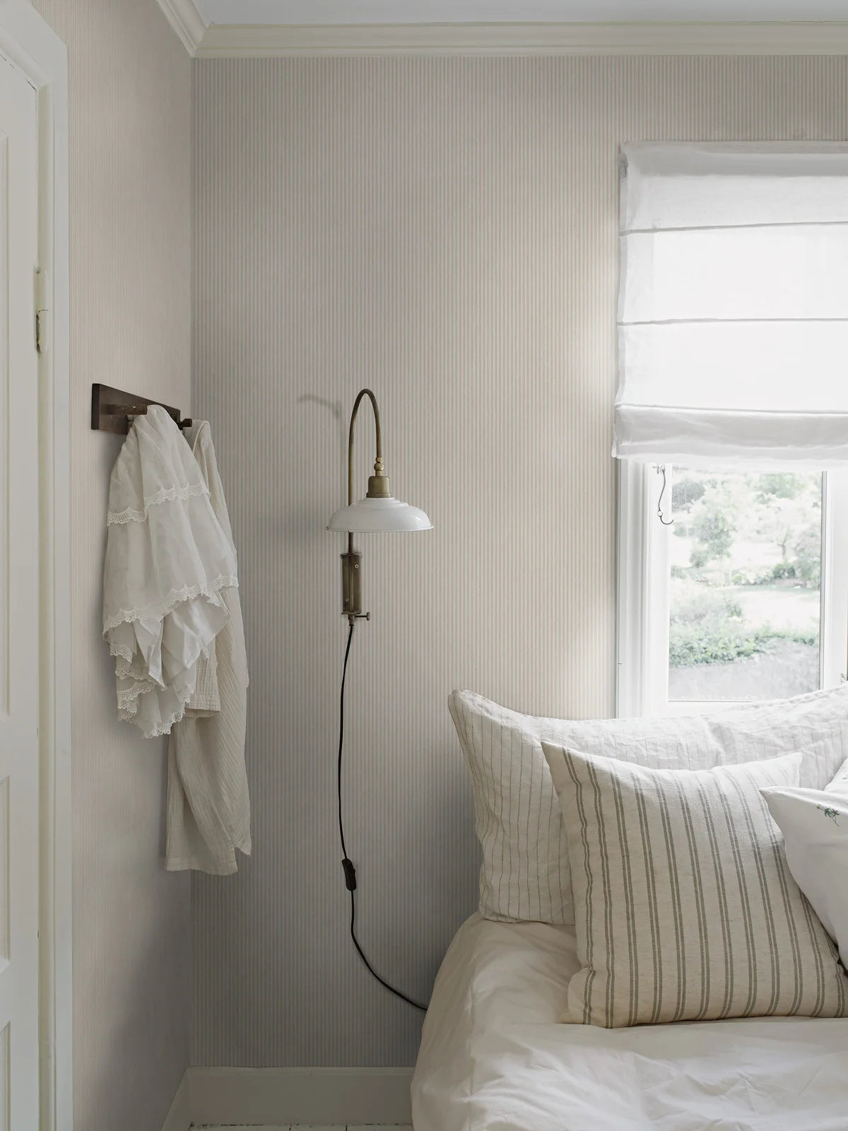 Strukturierte Tapete, die gestreiften Leinen imitiert, POLKA STRIPE, rosa mit beige