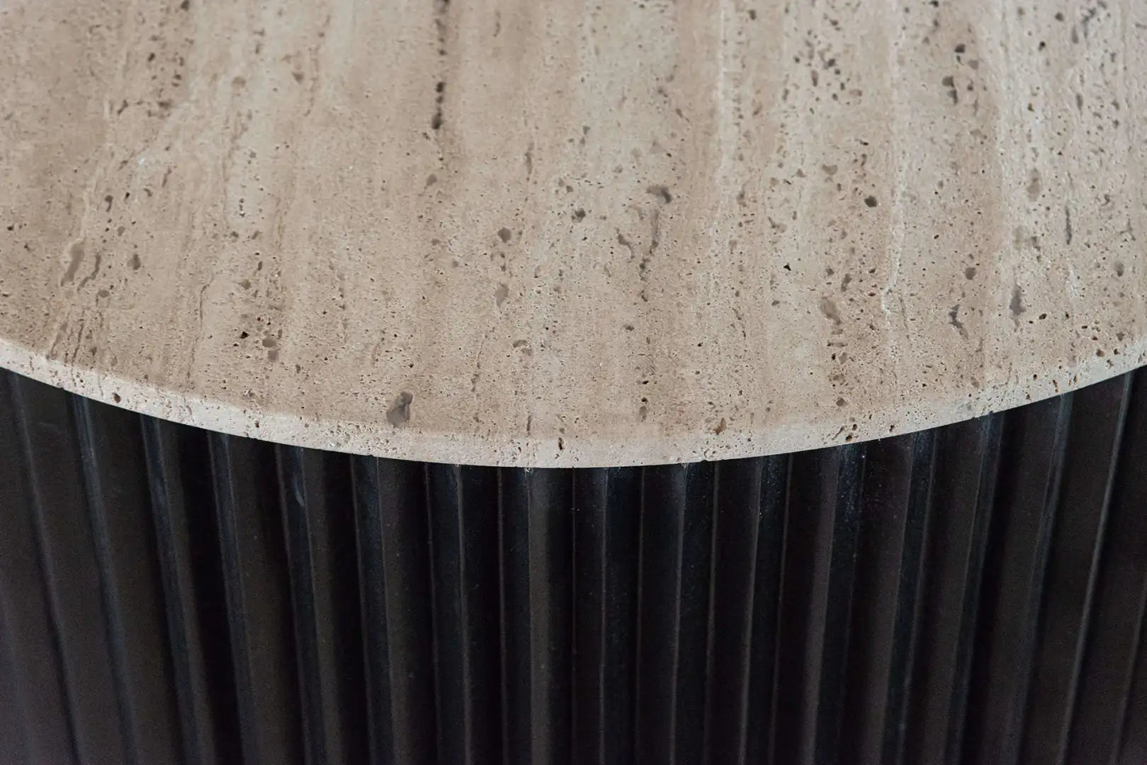 Round coffee table HAMPTON black with a travertine top