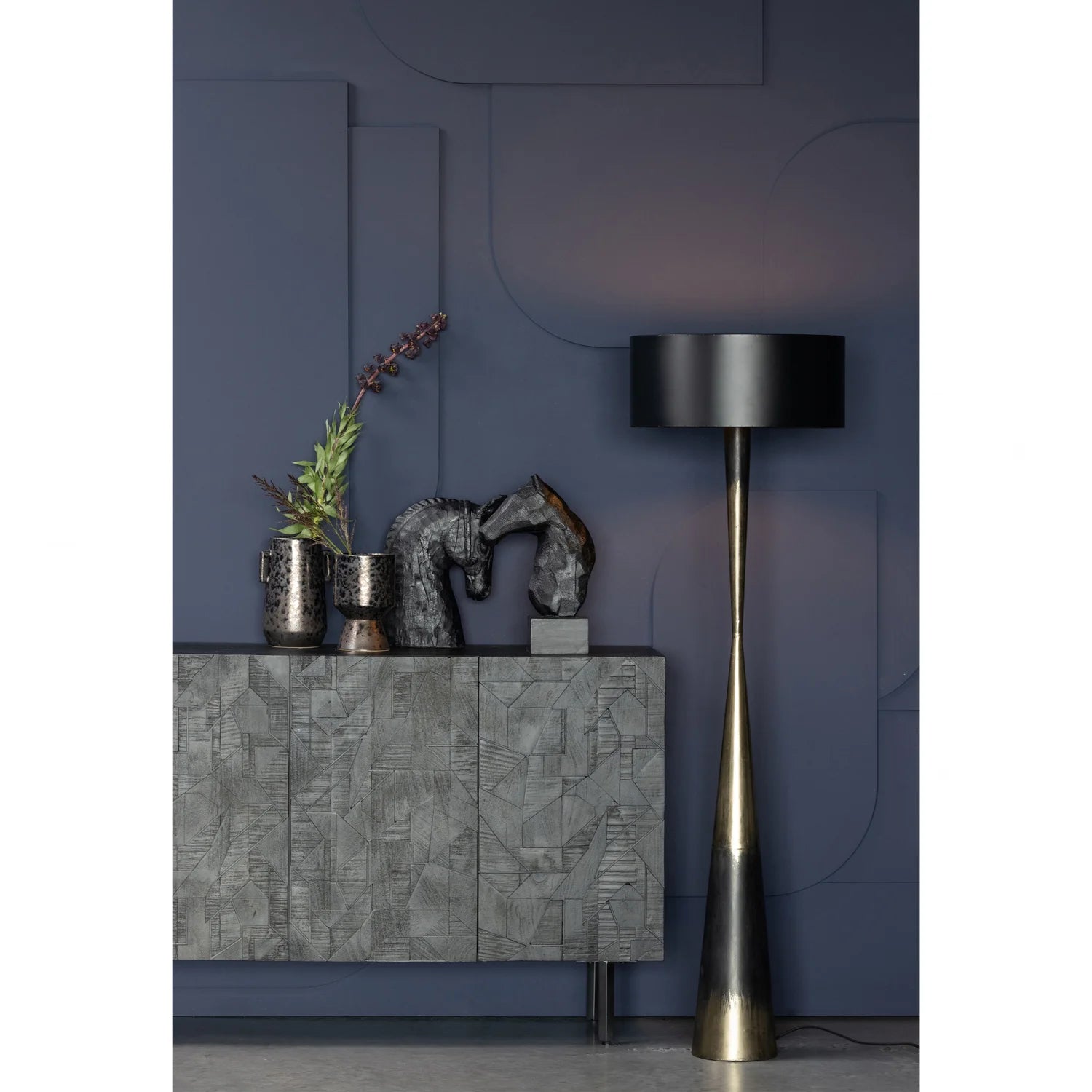 Zählen Sie die Truhe der Schubladen schwarzer Mangoholz