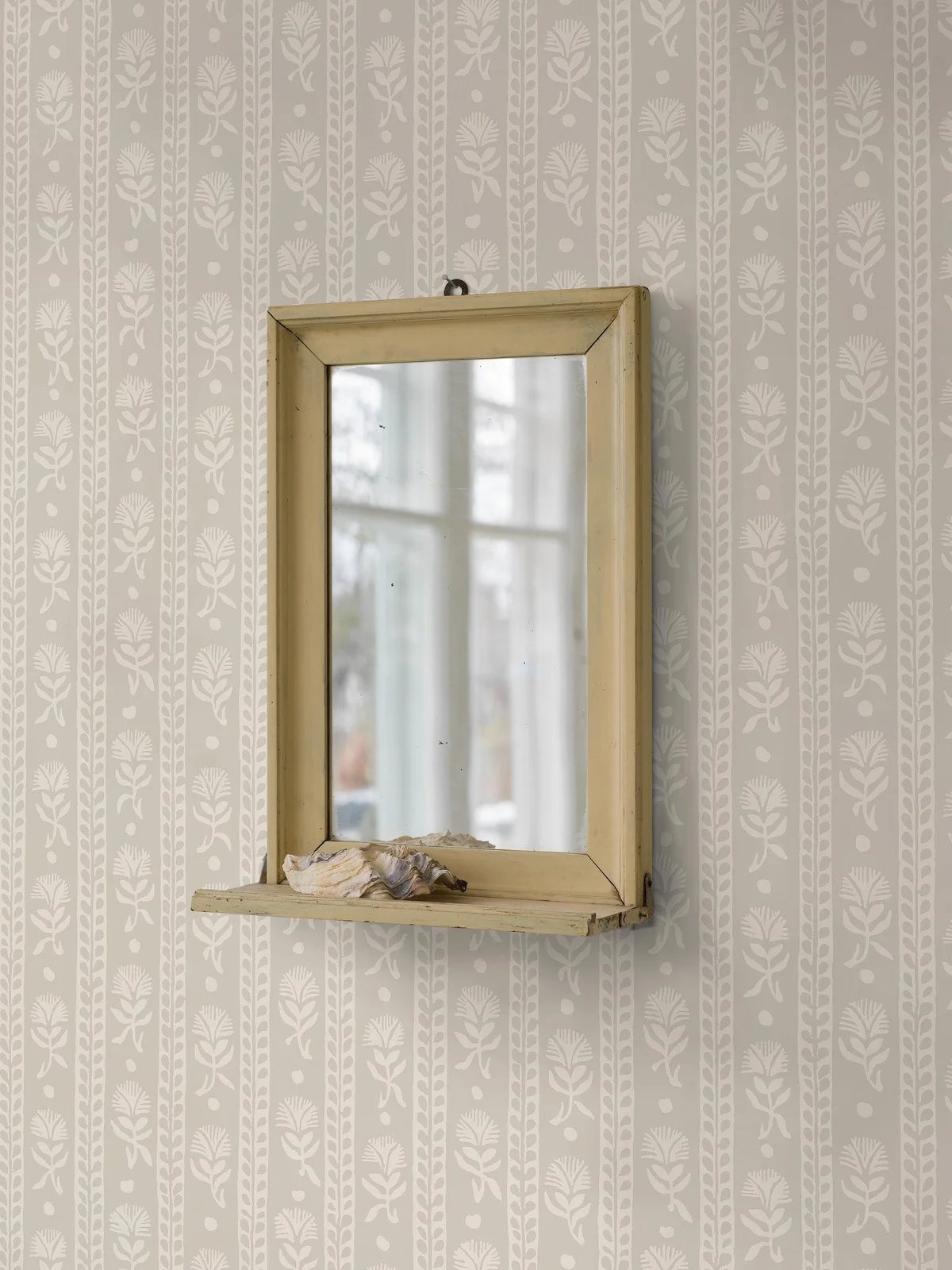 Vliesbehang met plantaal patroon NEJKILERAND beige met zandkleur