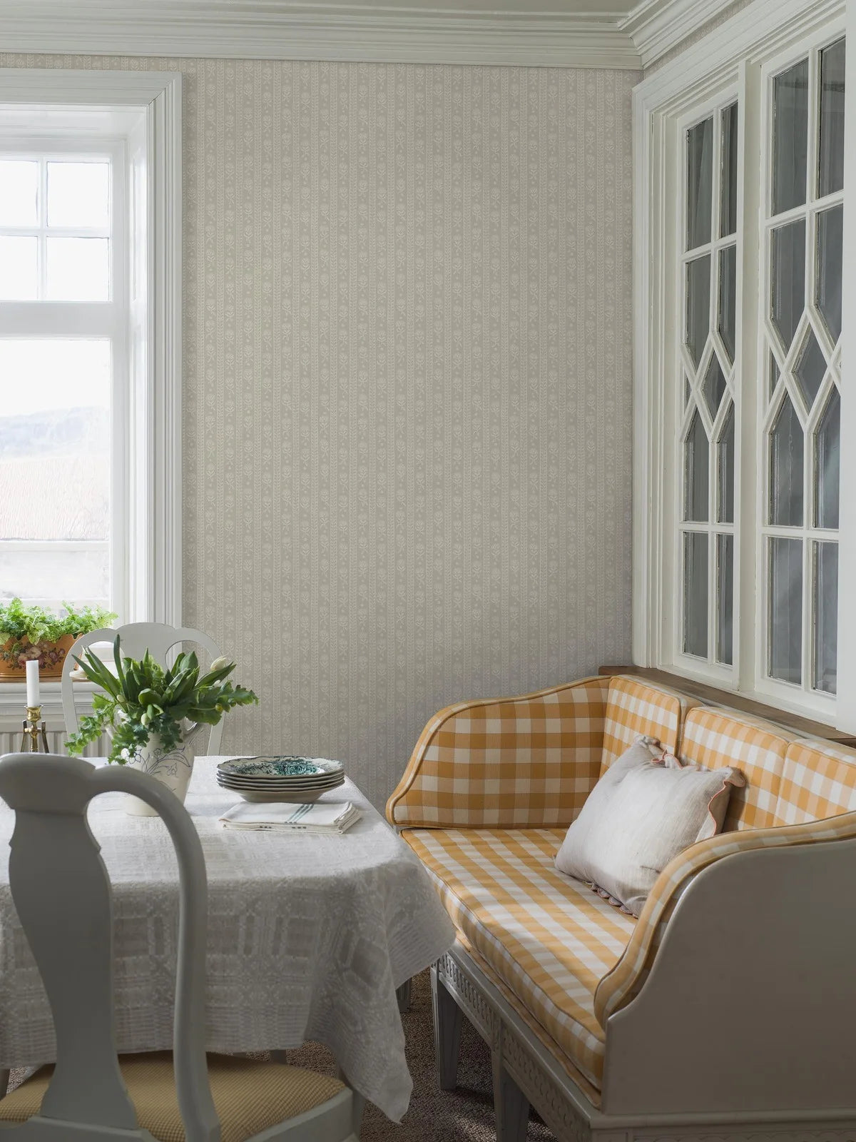 Vliesbehang met plantaal patroon NEJKILERAND beige met zandkleur