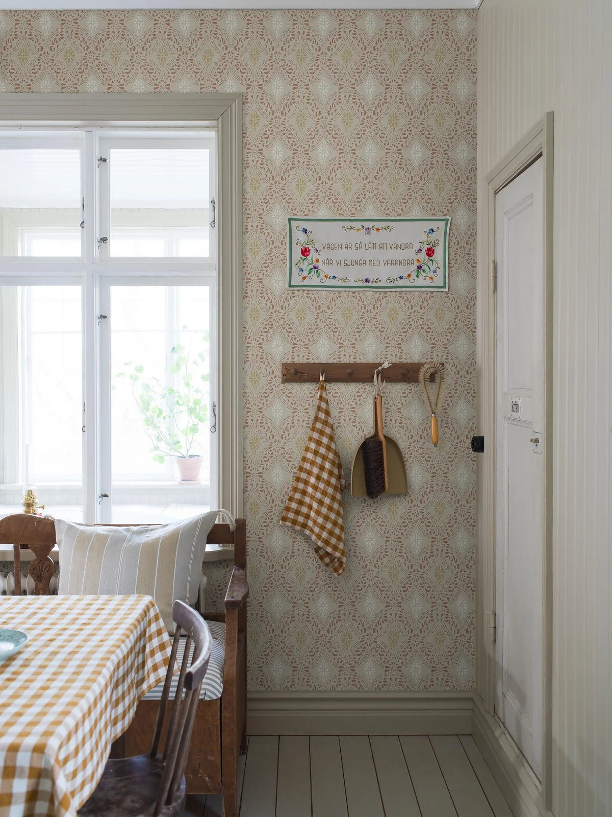 Vliesbehang met geometrisch patroon KVARNHOLMEN beige met terracotta