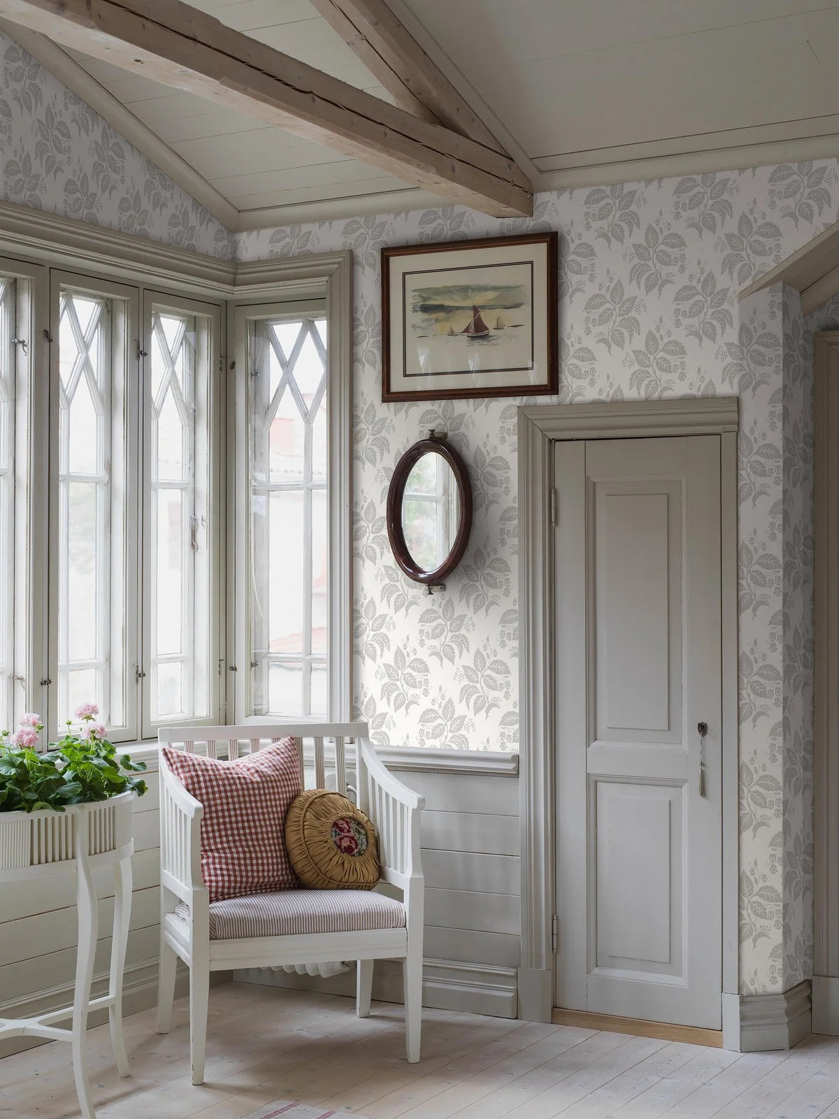 Vlies-Tapete mit pflanzlichem Muster TENGBERGSKA weiß mit grau