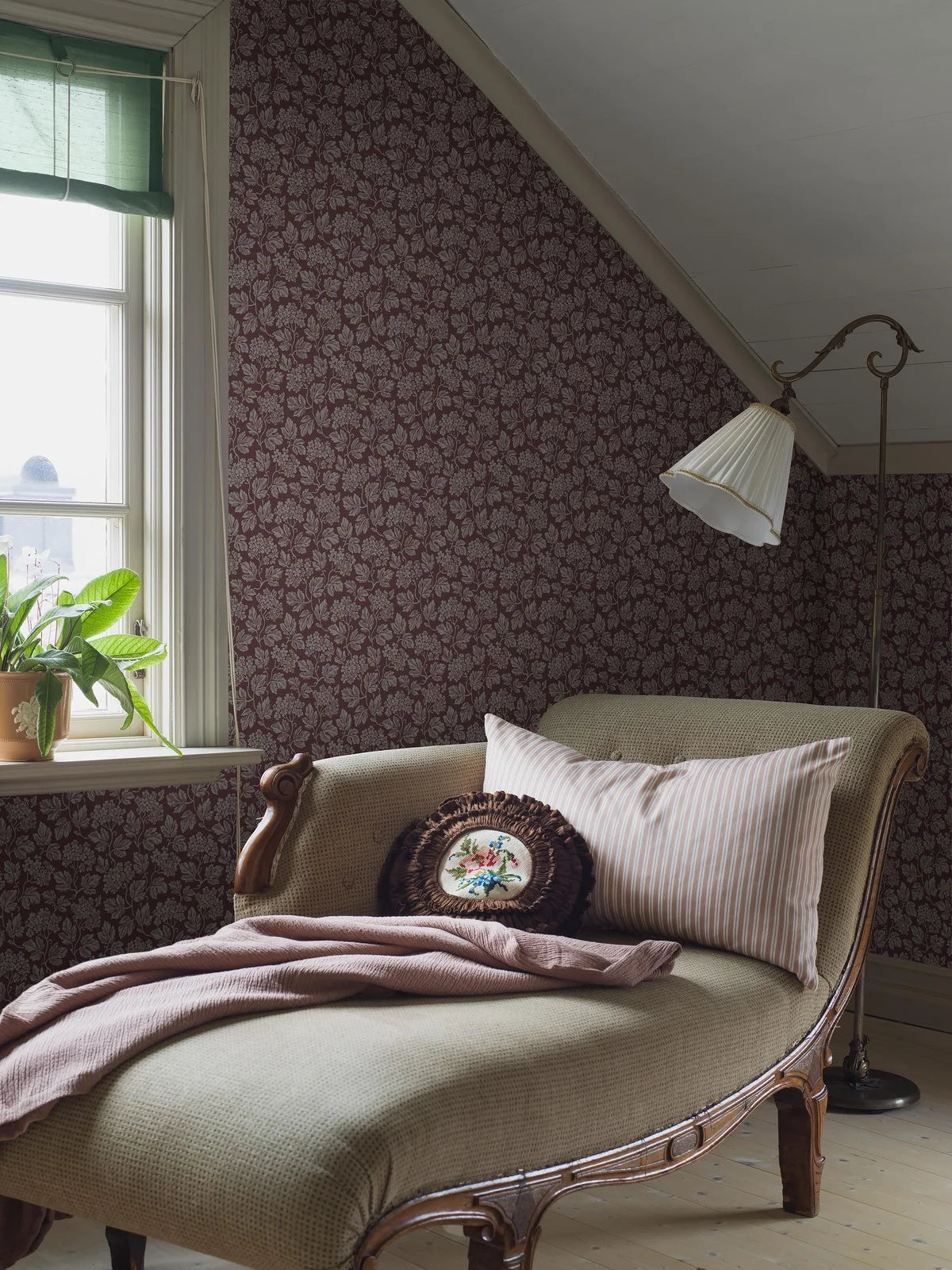 Vliesbehang van papier met plantaal patroon HAGTORN bordeauxrood