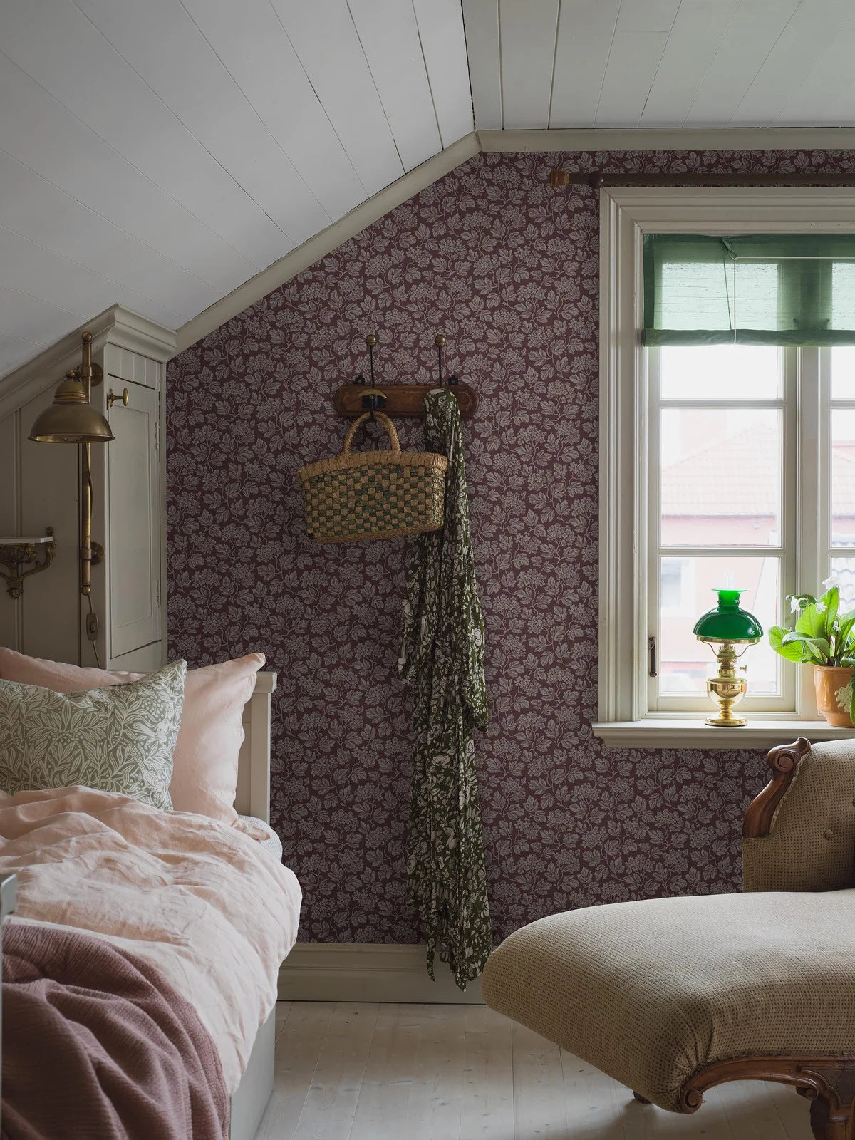 Vliesbehang van papier met plantaal patroon HAGTORN bordeauxrood