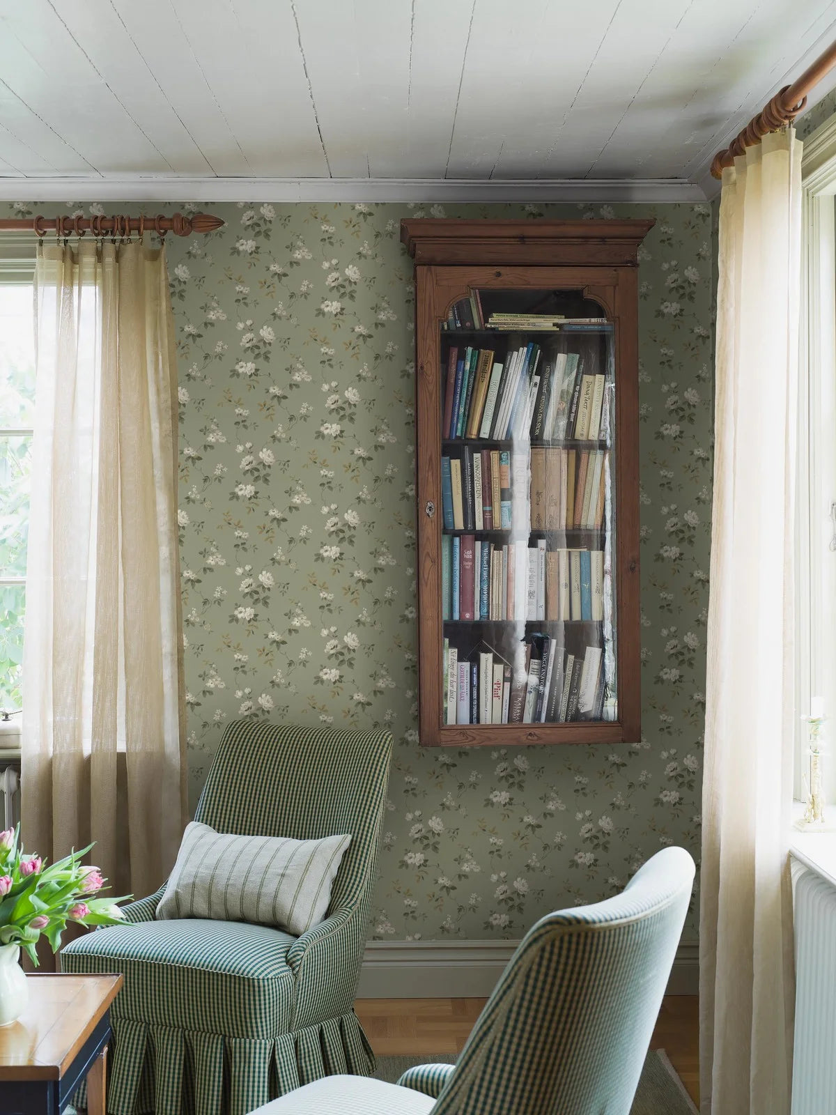 Vliesbehang met plantaal patroon VÄRMDÖ groen met wit