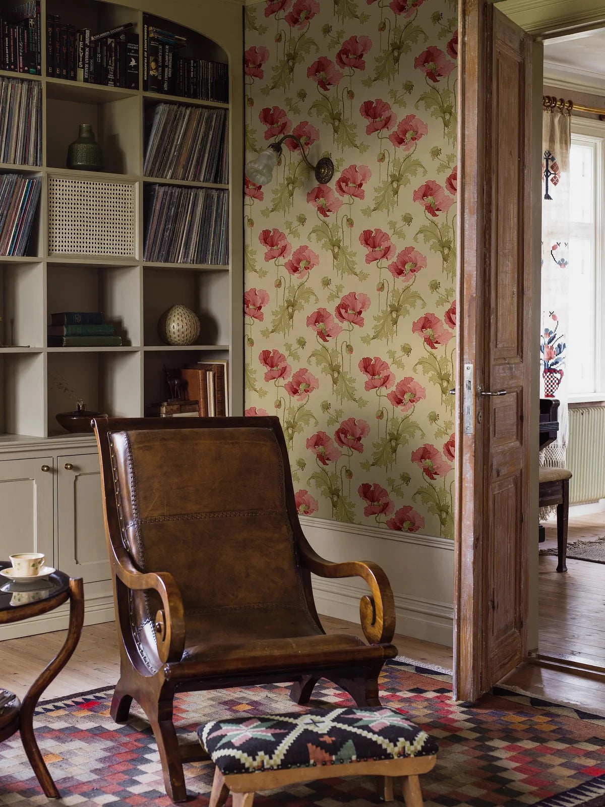 Vliesbehang met plantaal patroon VALLMO beige met roze