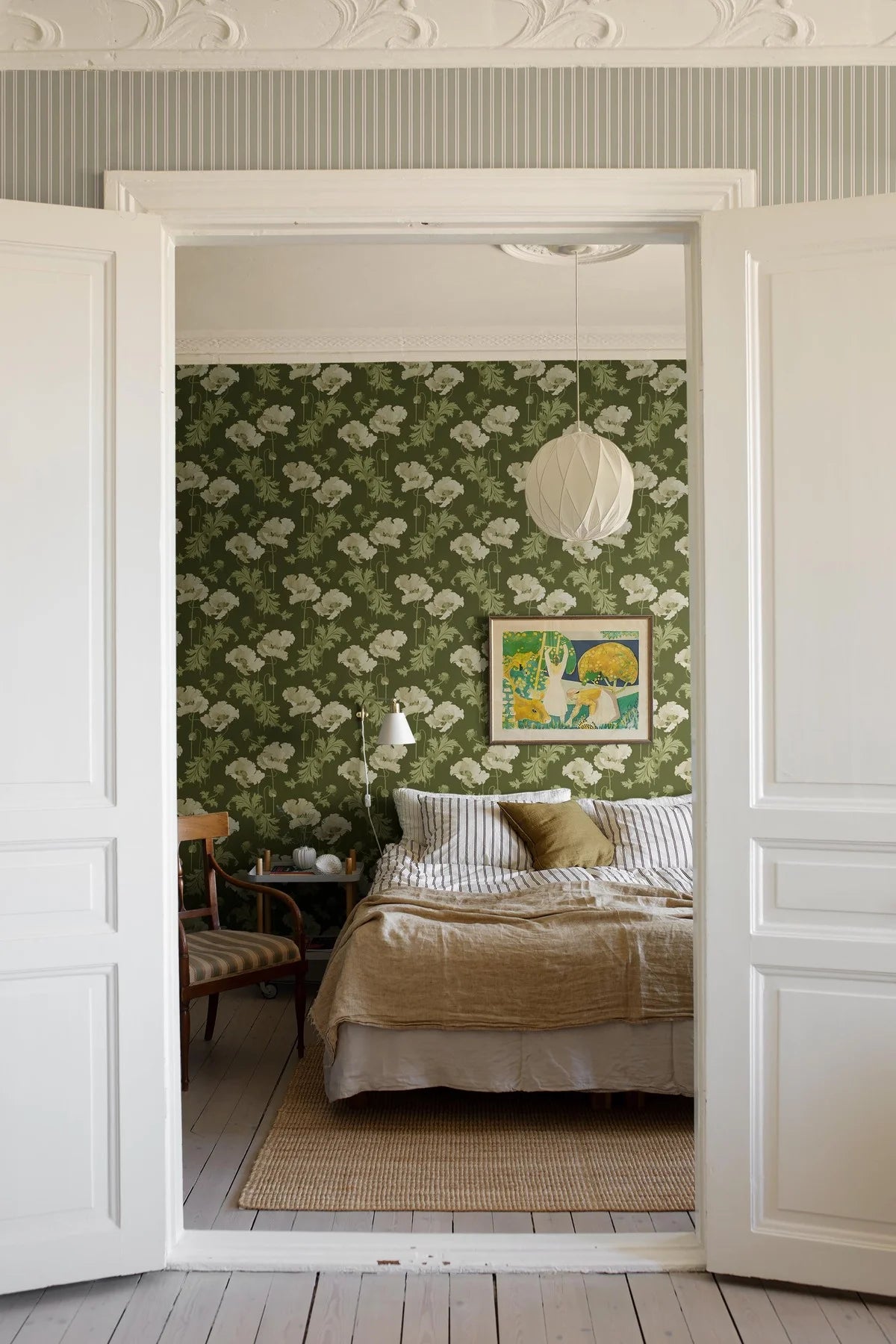 Vliesbehang met plantaal patroon VALLMO groen met lichtbeige