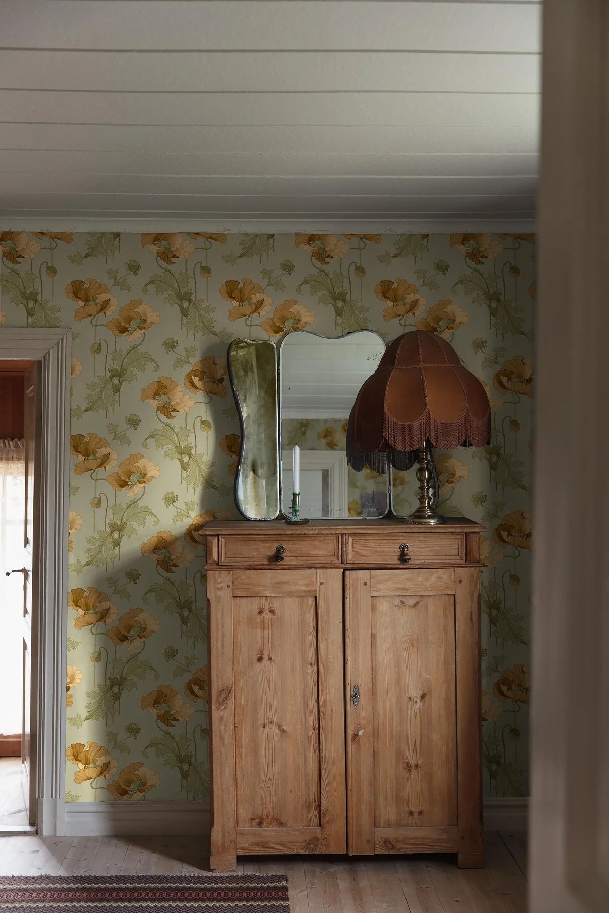 VALLMO hellgrüne Tapete aus Vlies mit pflanzlichem Muster und gelben Akzenten