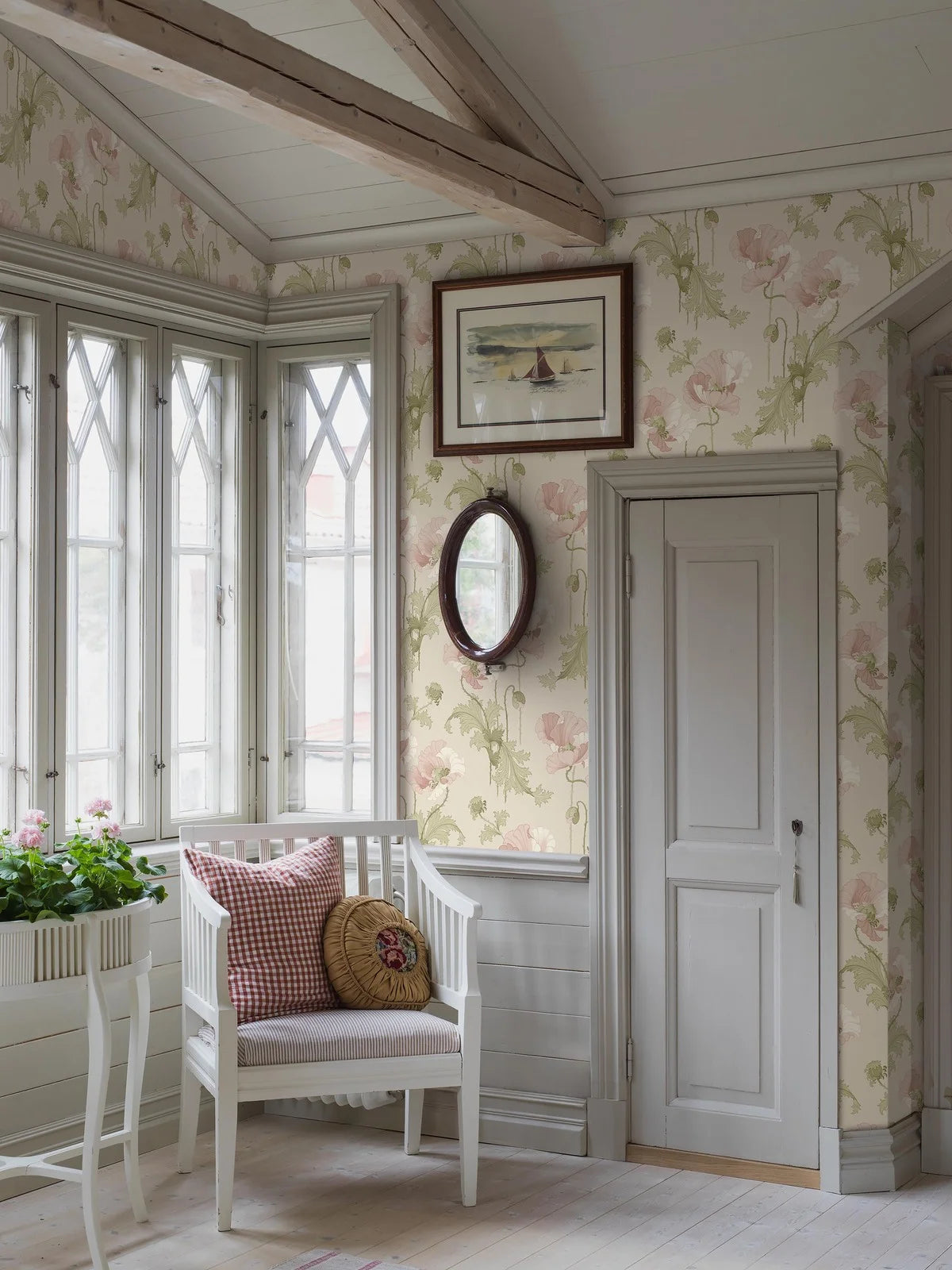 Vliesbehang met plantaal patroon VALLMO lichtbeige met roze