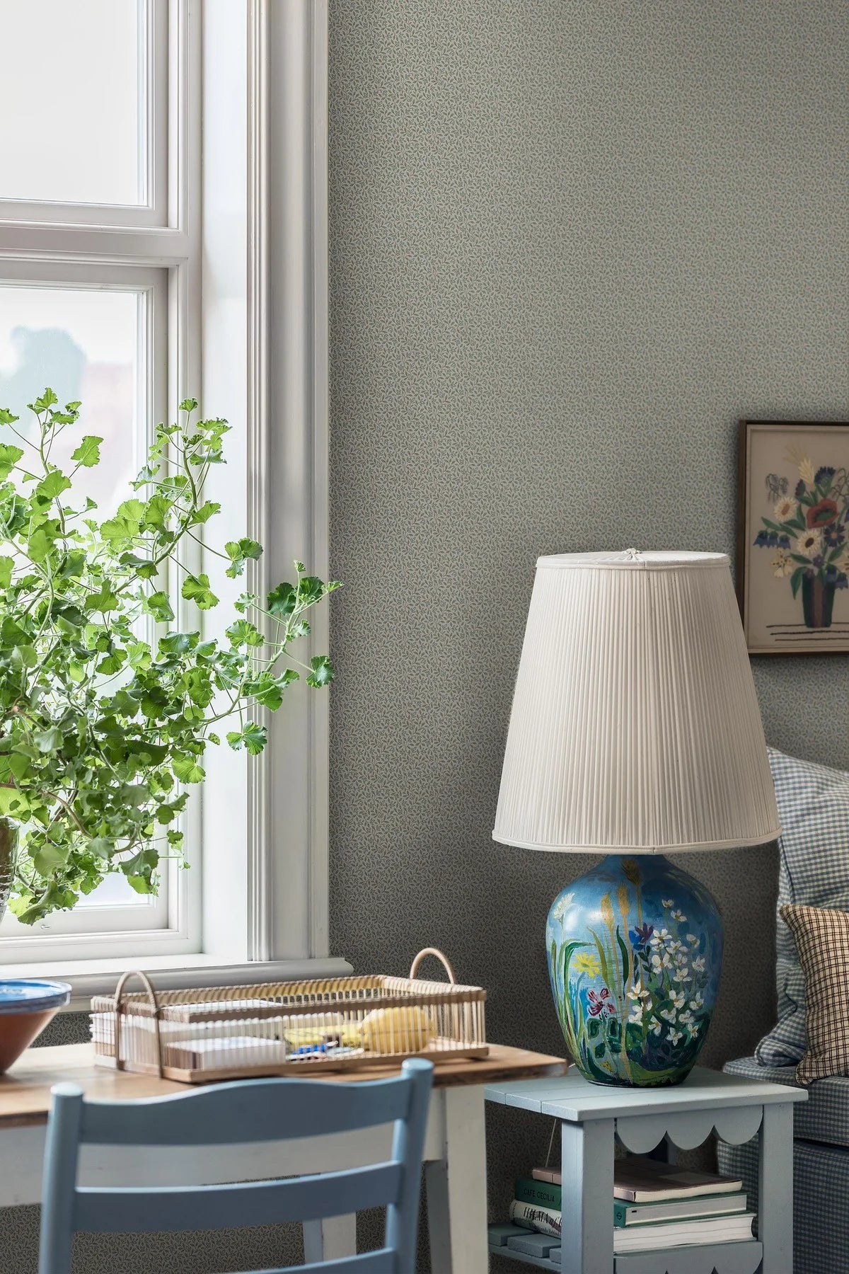 Groene IDA behang met plantenmotief en witte accenten
