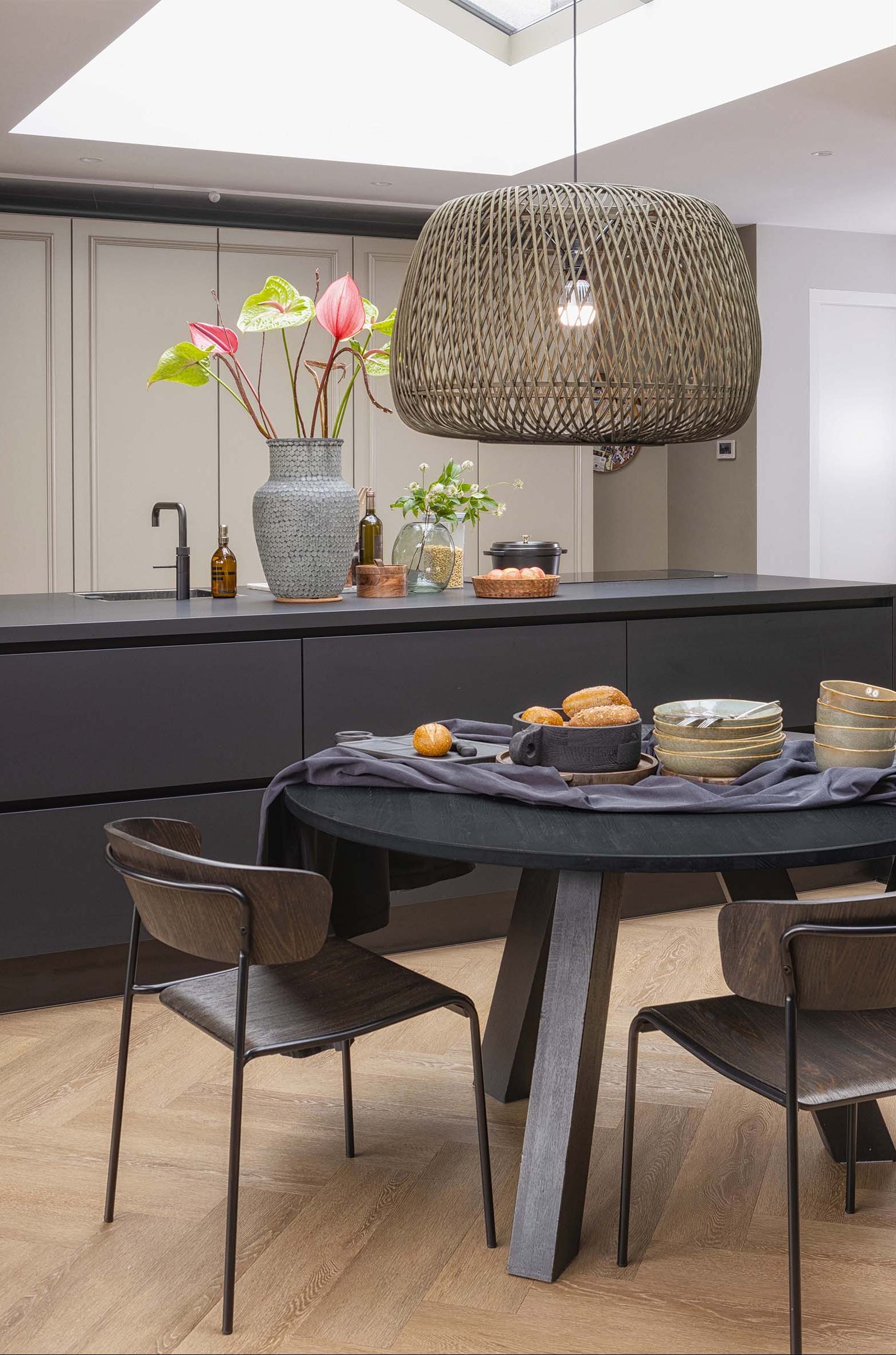 Ronde tafel RHONDA TRIO zwart eikenhout