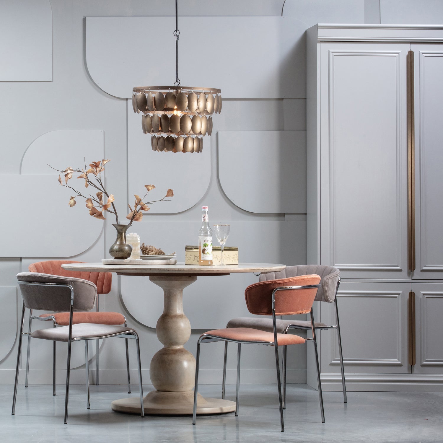 Ein hellgrauer Organizer mit altem Gold