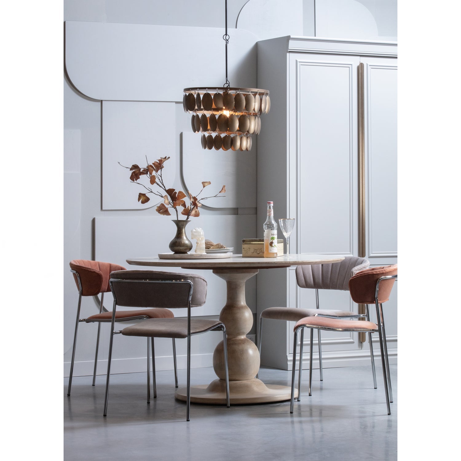 Ein hellgrauer Organizer mit altem Gold