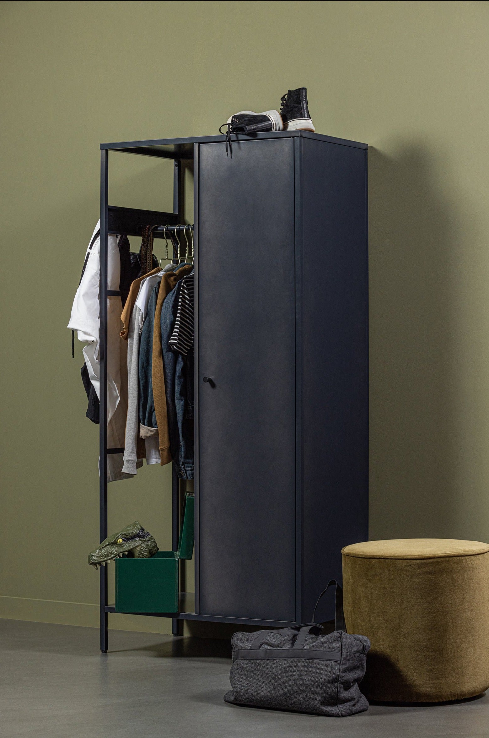 Puf aksamitny SARA wojskowa zieleń Woood Eye on Design