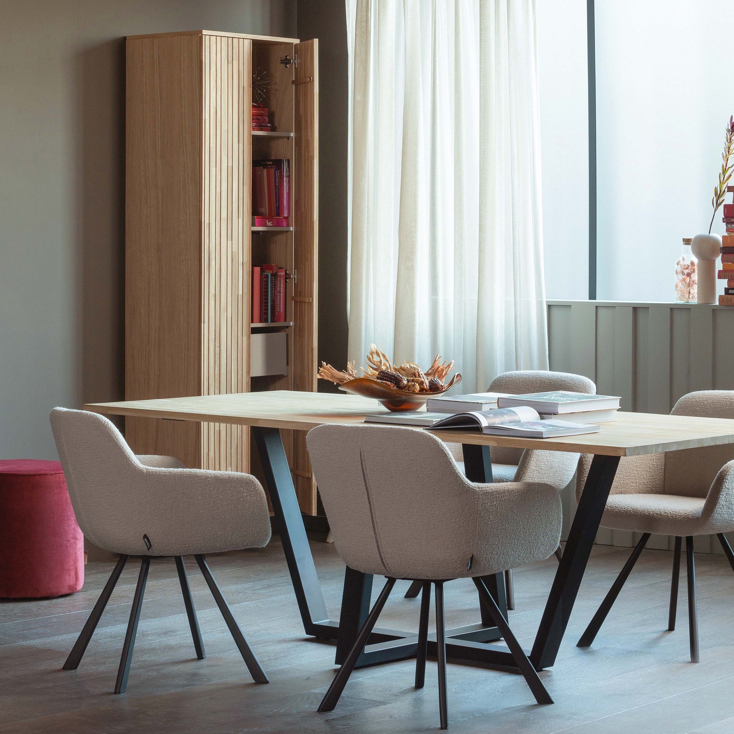 Puf aksamitny SARA malinowy Woood Eye on Design