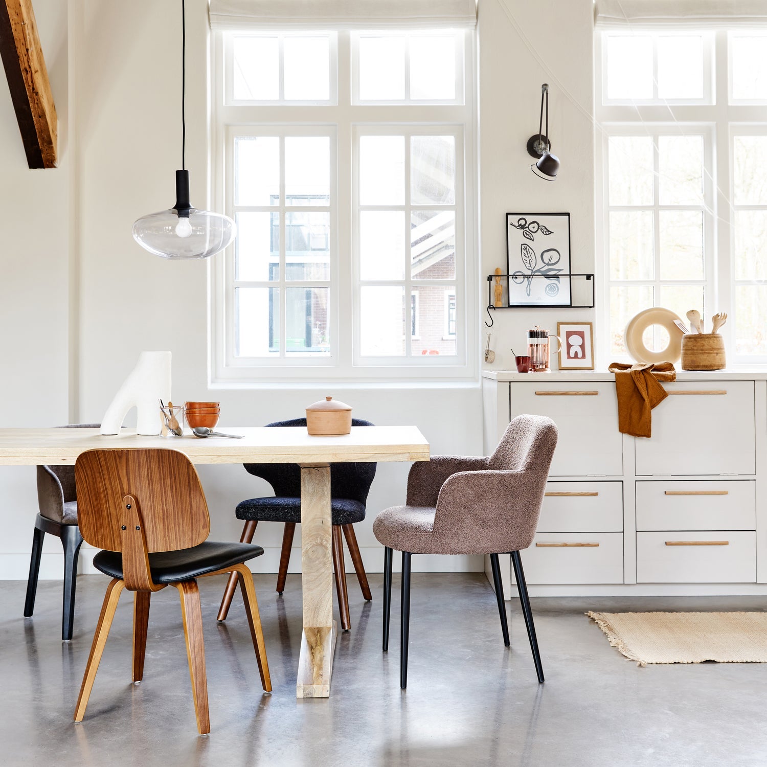 Stoel CLASSIC notenhoutfineer met zwarte ecokunstleer