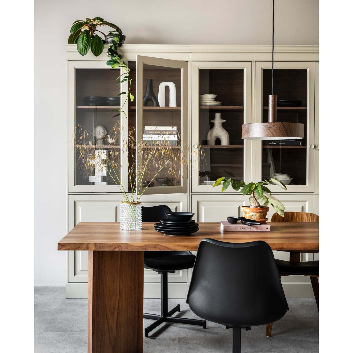 Stoel CLASSIC notenhoutfineer met zwarte ecokunstleer