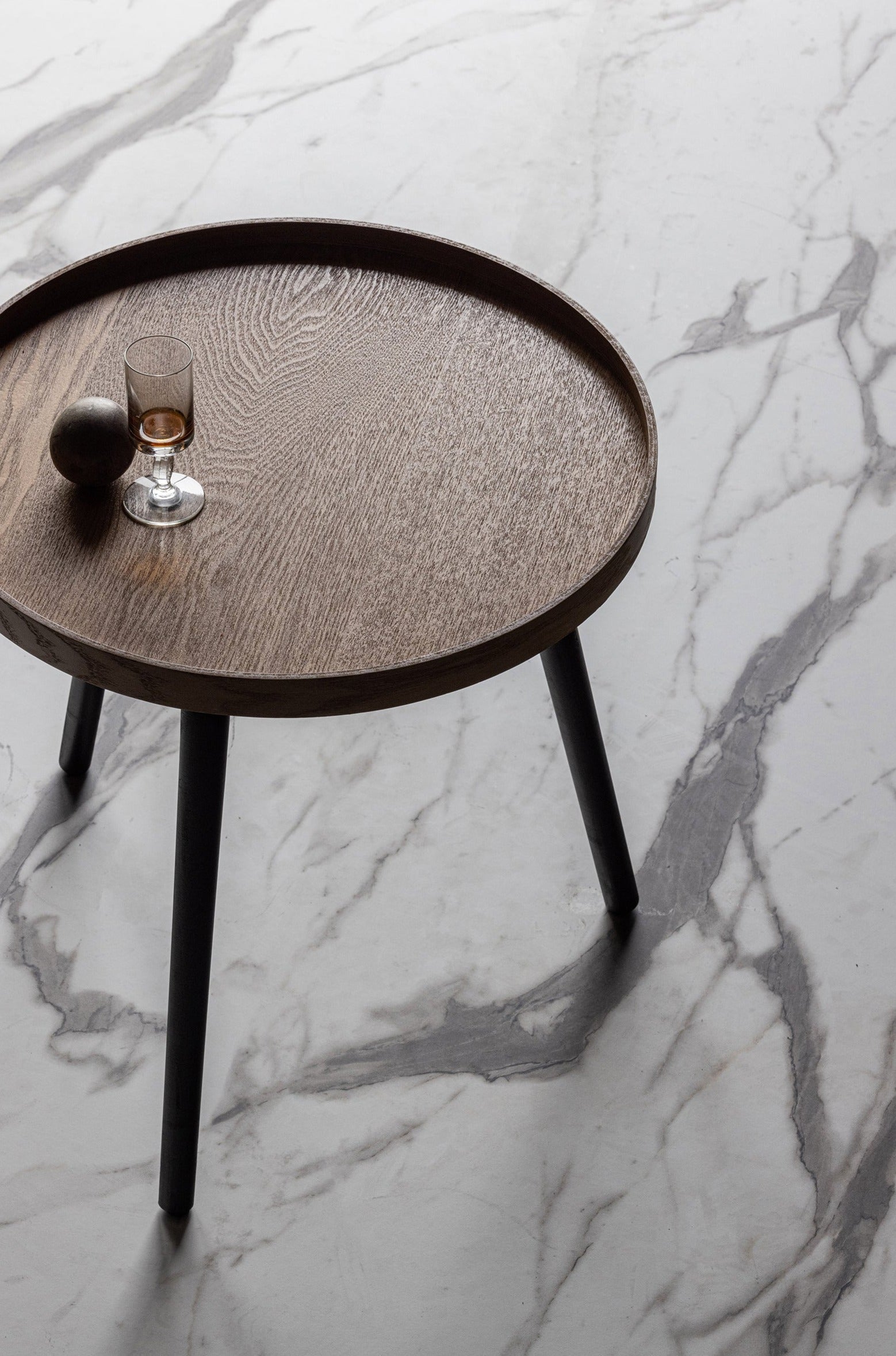 Stolik boczny MESA drewniany z czarną podstawą Woood Eye on Design