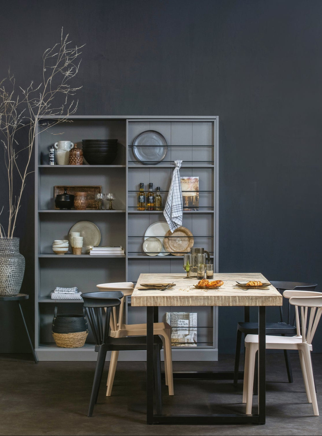 Tafel met een visgraatblad TABLO van mango-hout