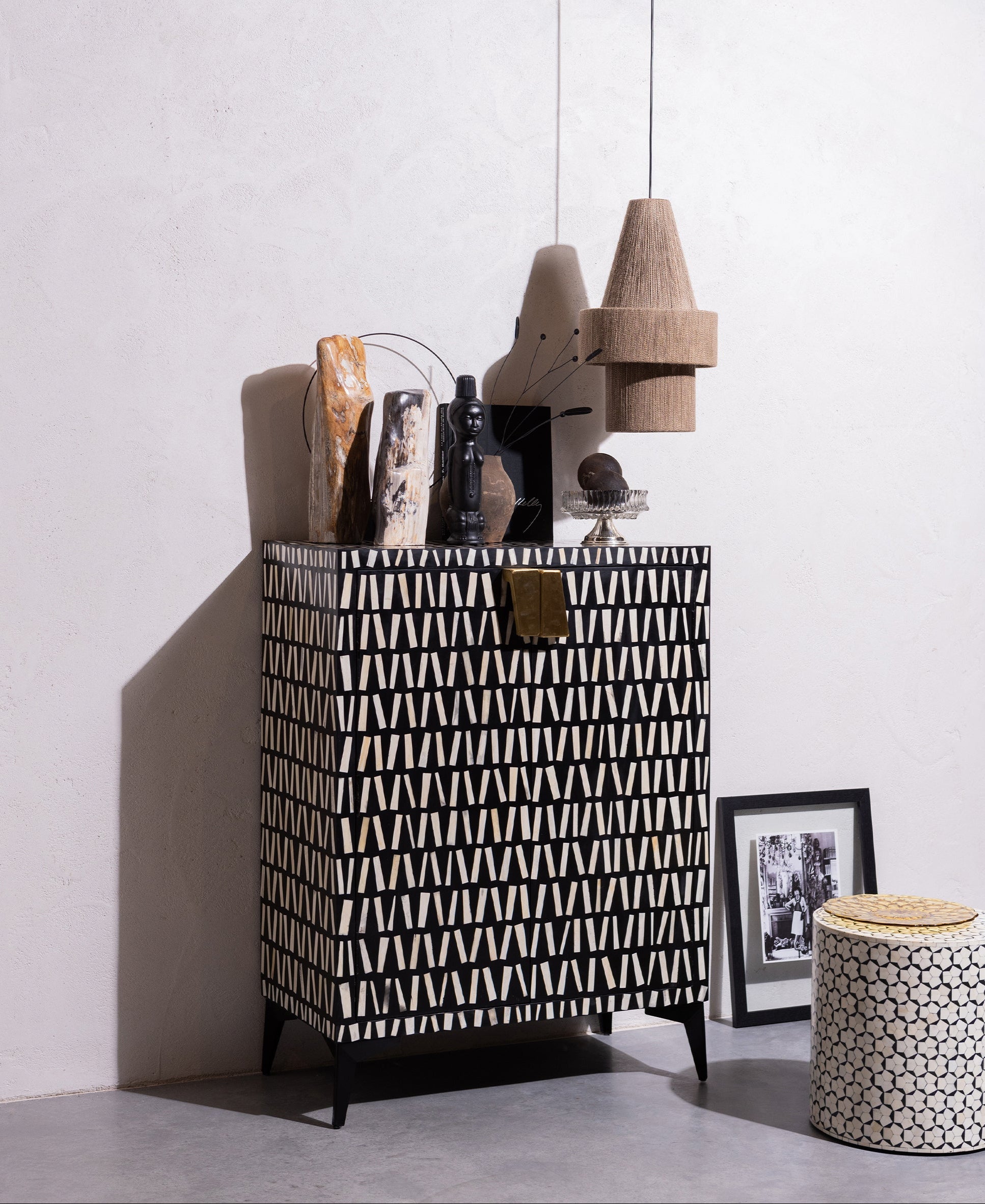 Menne schwarze Brust von Schubladen mit Weiß