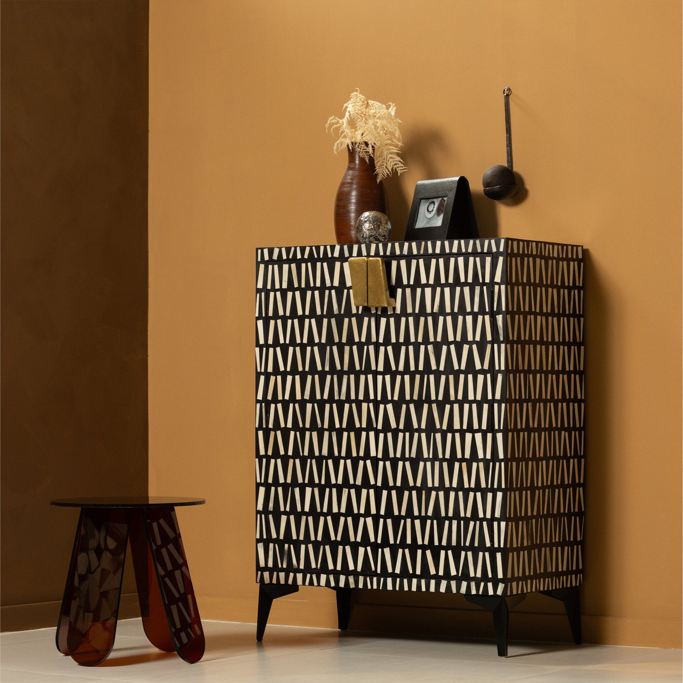 Menne schwarze Brust von Schubladen mit Weiß