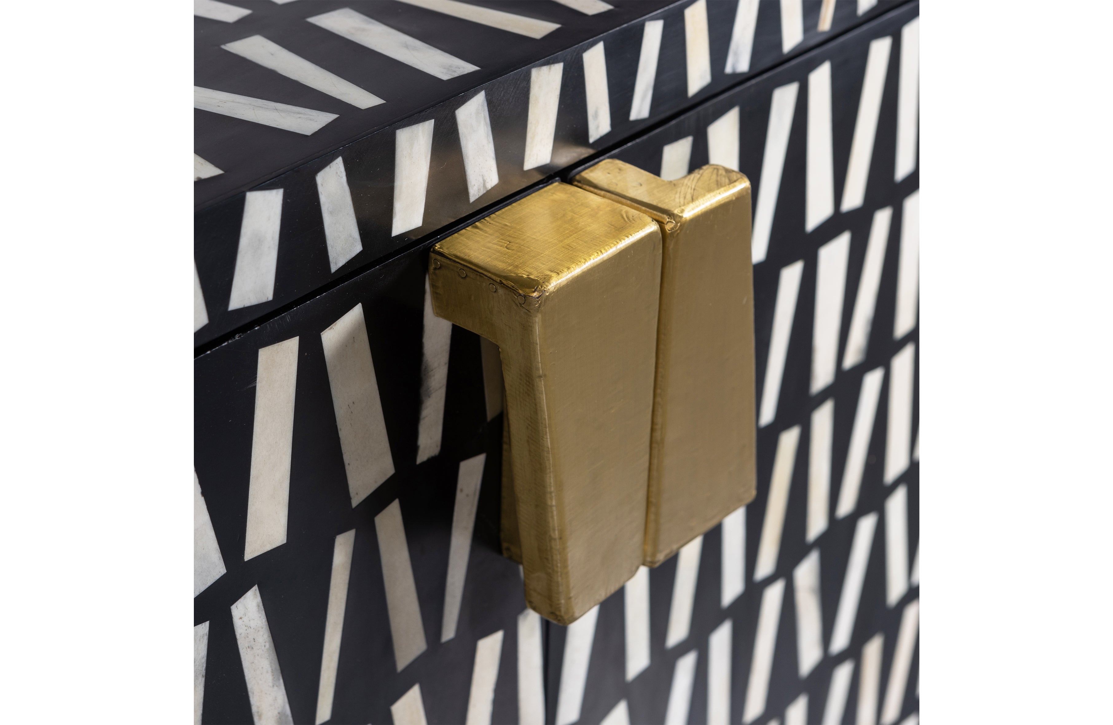 Menne schwarze Brust von Schubladen mit Weiß