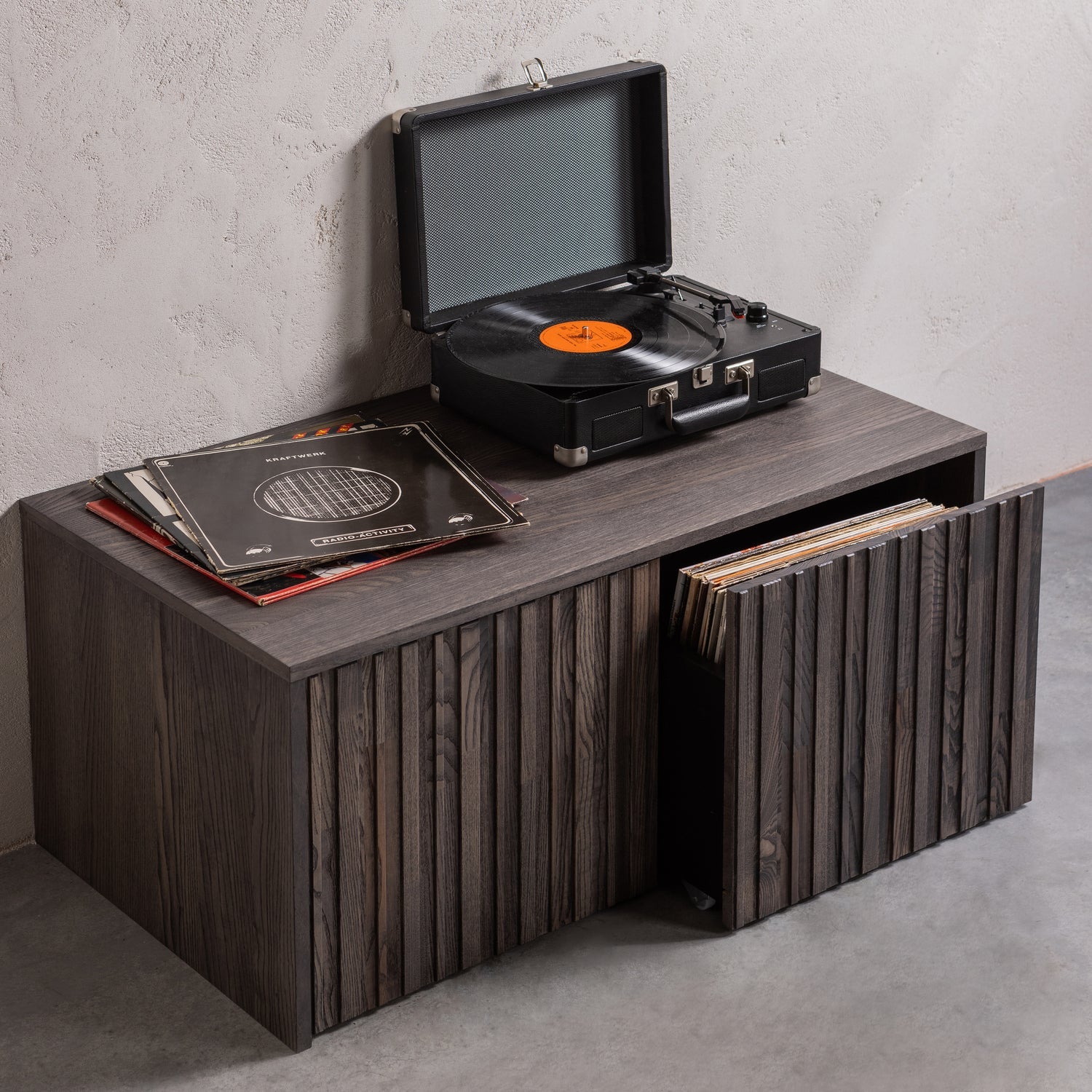 GRAVURE bank met lades in grijsbruin essenhoutfineer