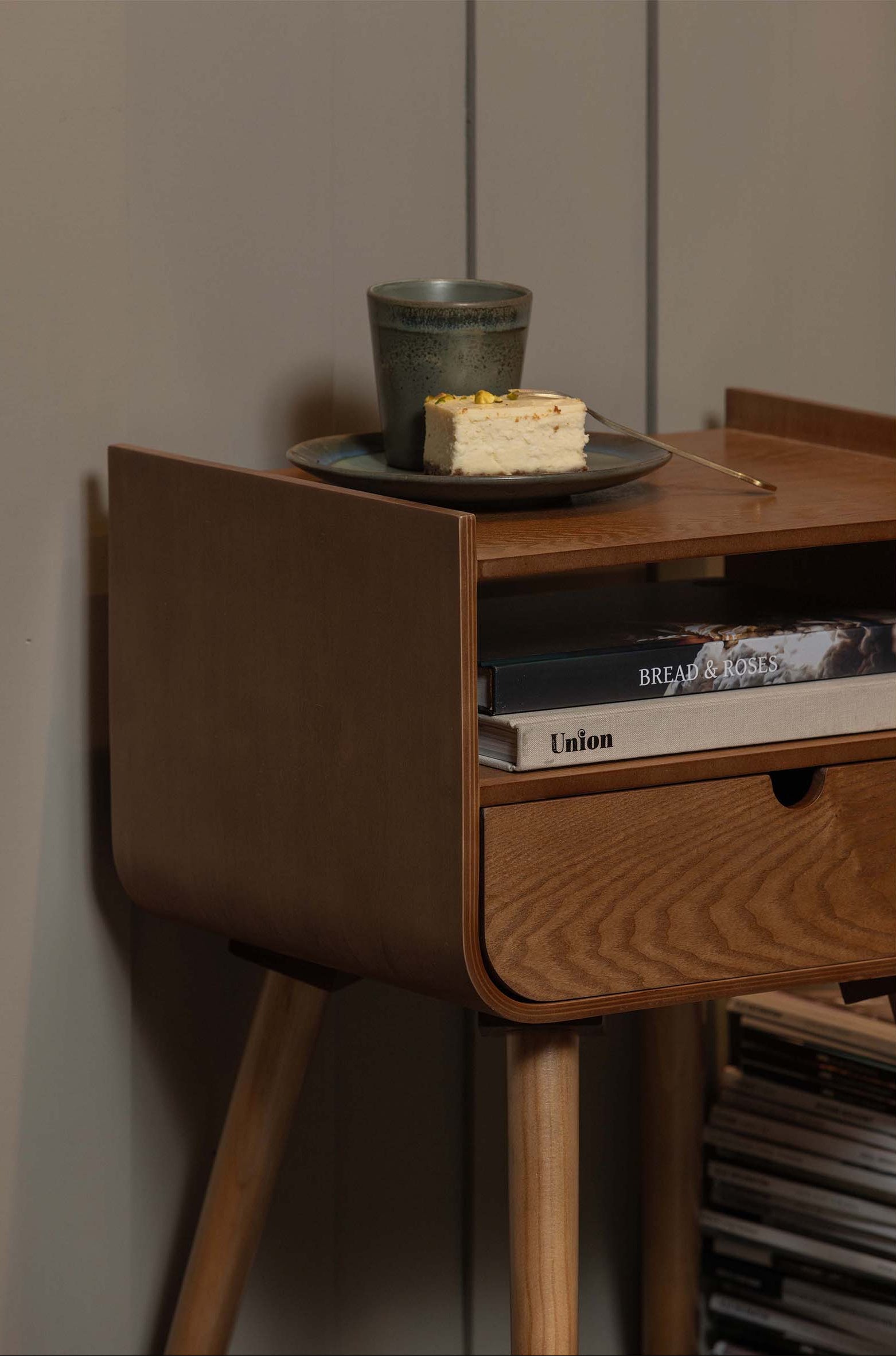 Nils brauner Nachttisch