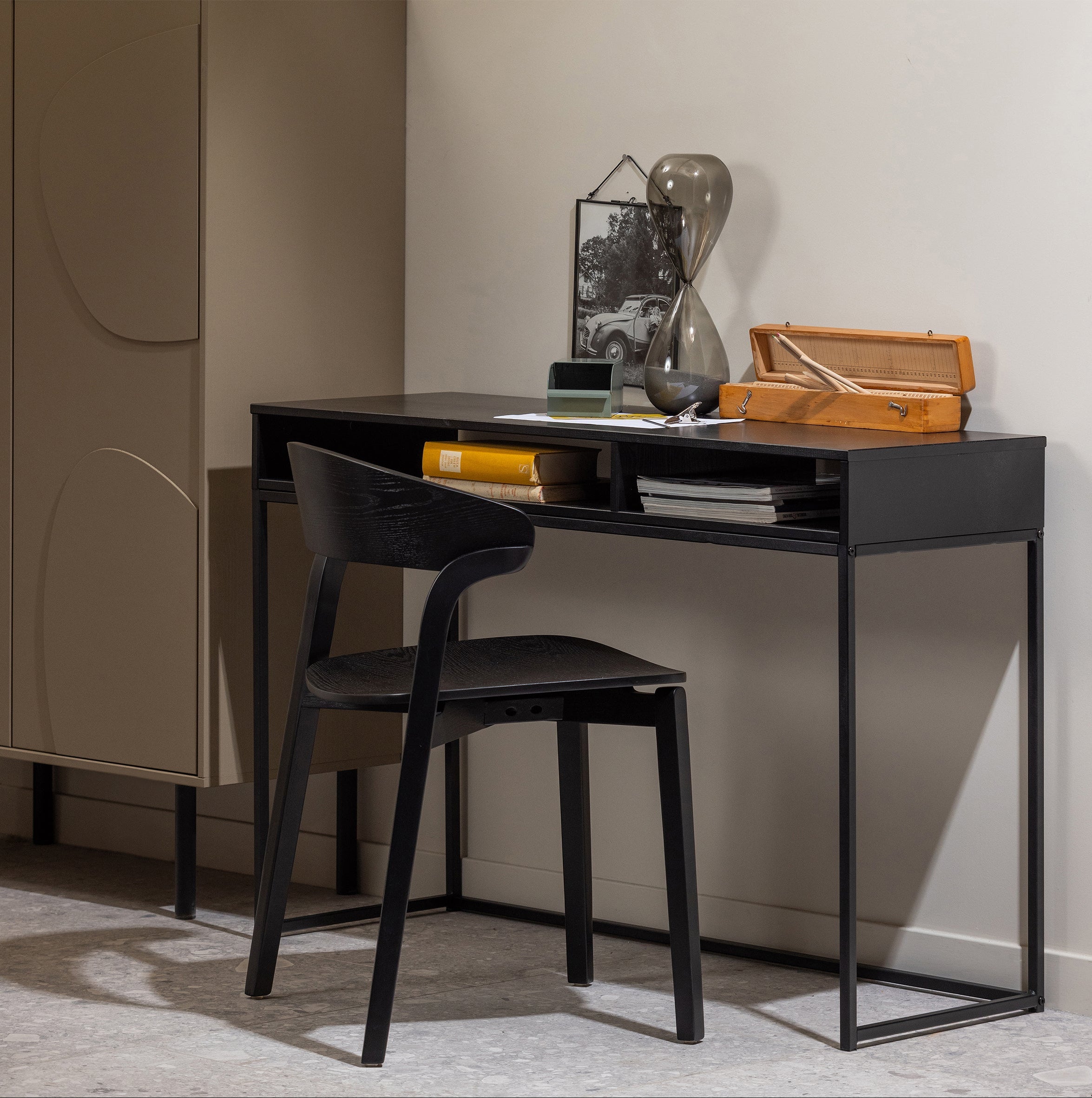 Schwarzer CRAS -Stuhl