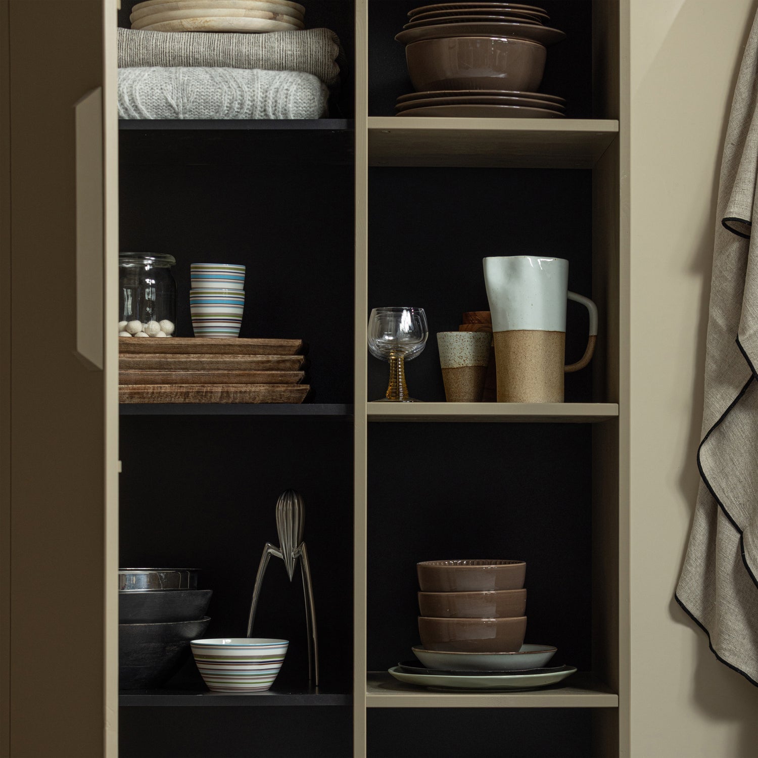 Kleiderschrank mit niedrigen Lowen -Regalen