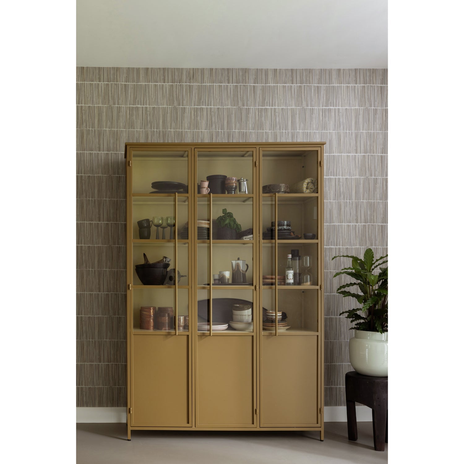 Drie-deurs vitrine EXHIBIT honingkleur