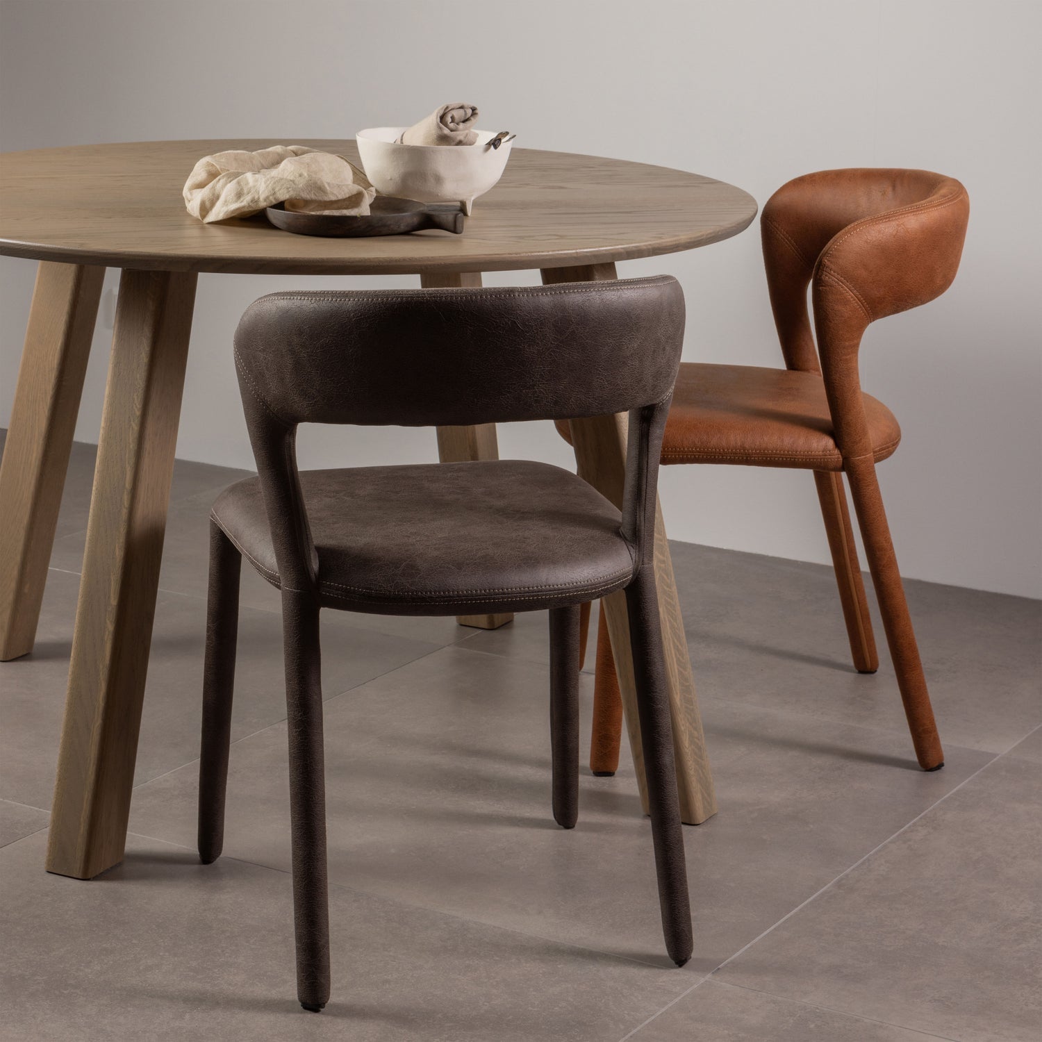 Stoel NOBLE donkerbruin kunstleer