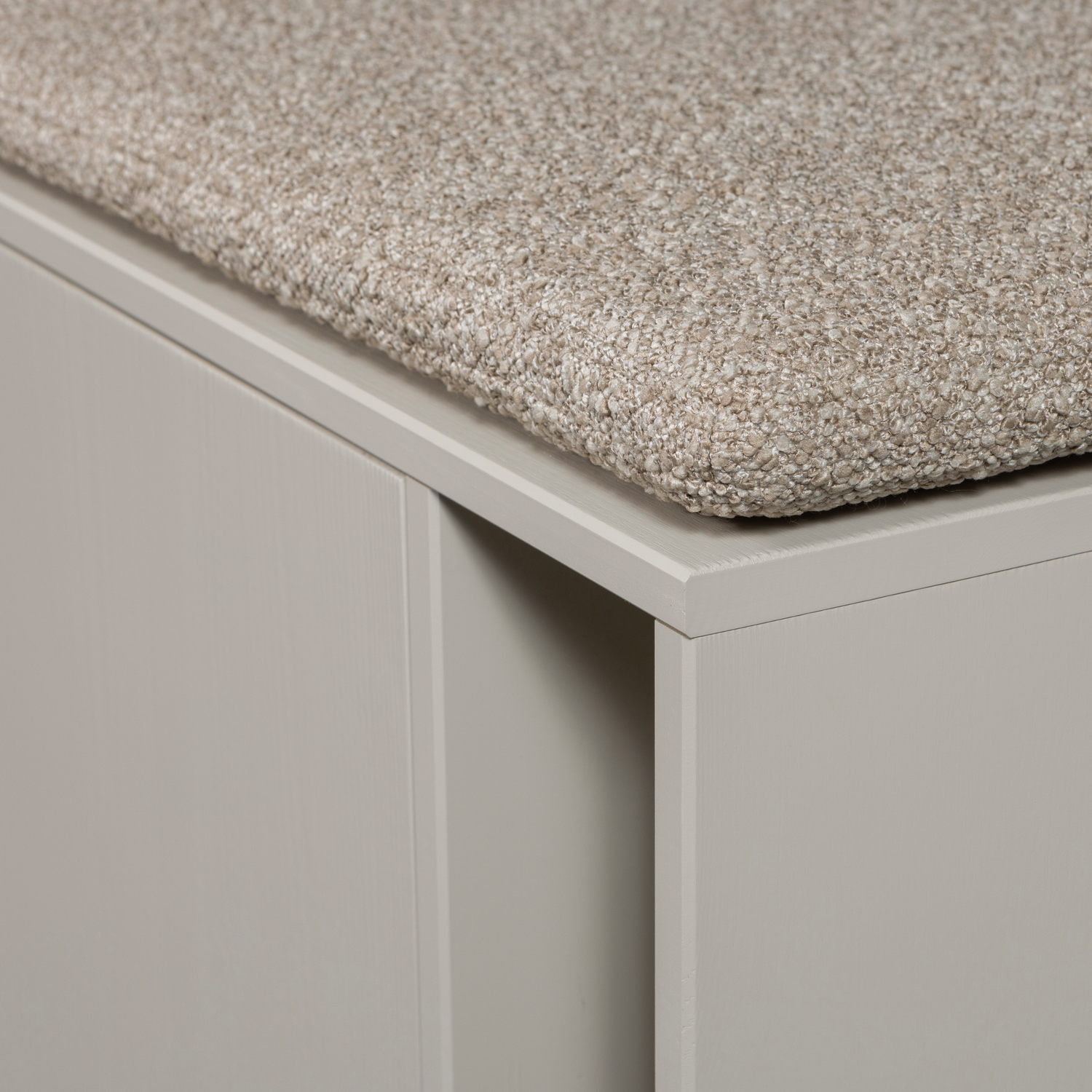 SETTLE opbergkast met gestoffeerde zitting grijsbeige