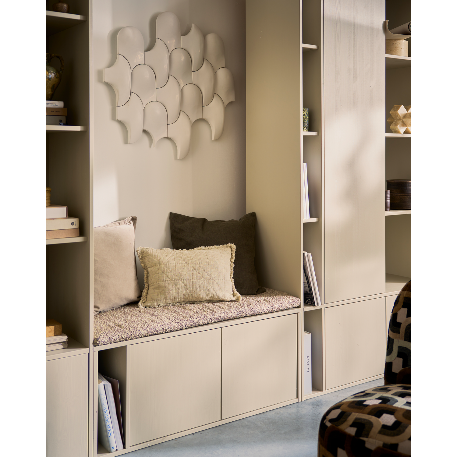 SETTLE opbergkast met gestoffeerde zitting grijsbeige