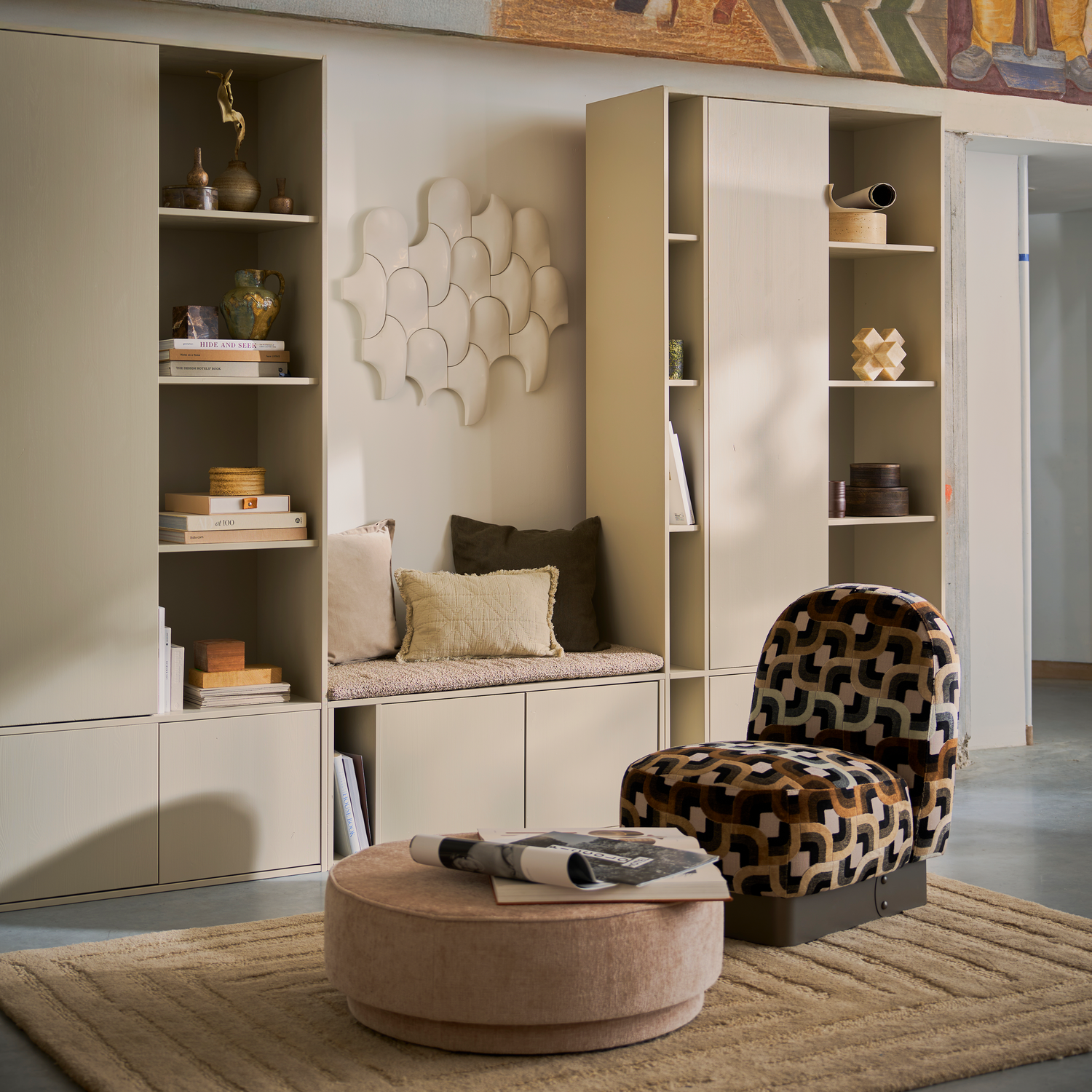 SETTLE opbergkast met gestoffeerde zitting grijsbeige