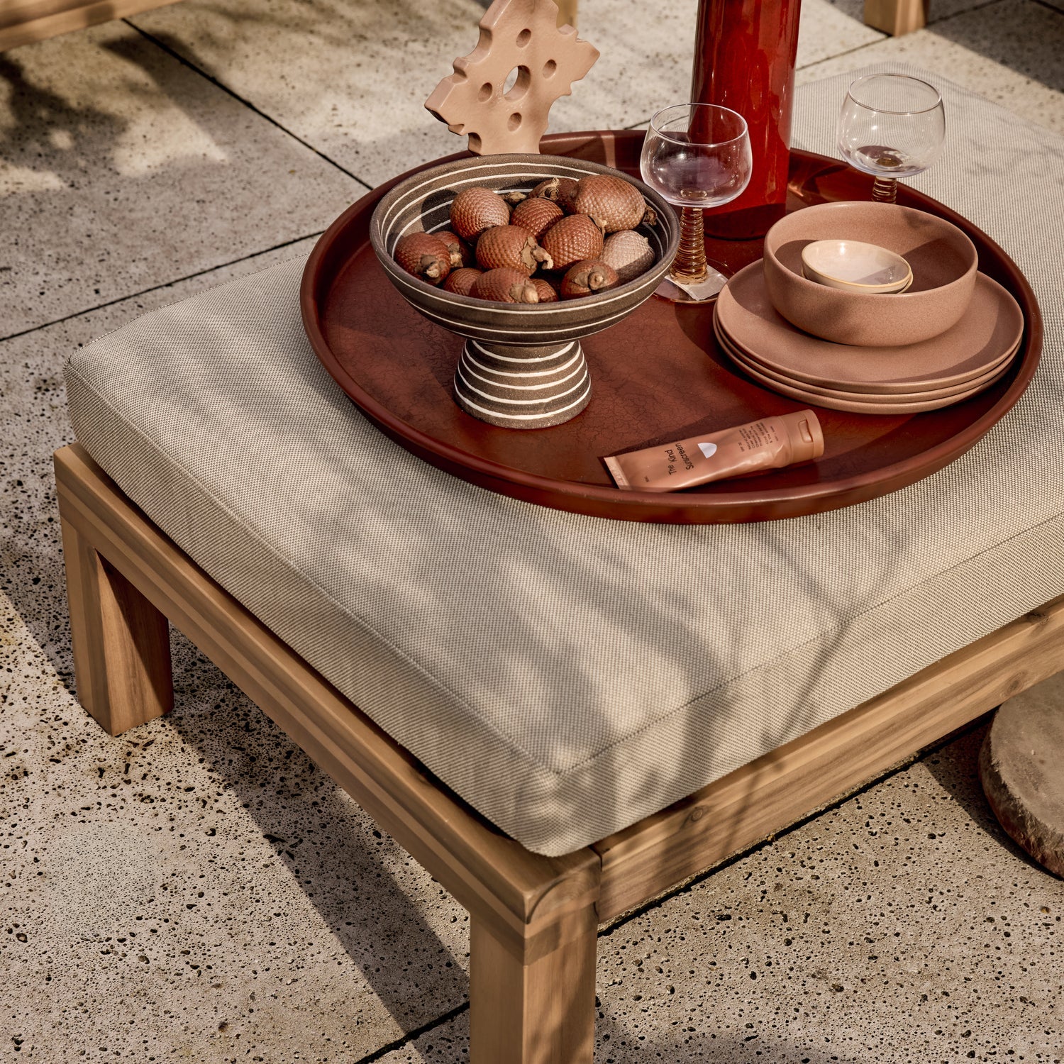 Buitenpuf RELAX beige met acaciahouten basis
