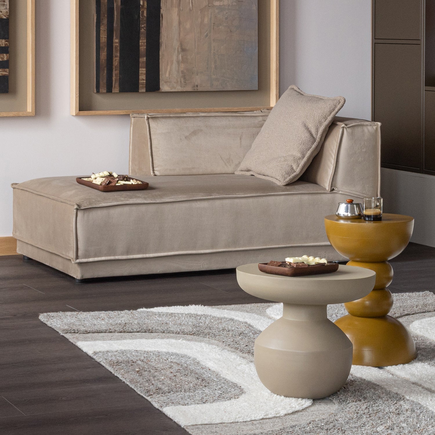 BOVA beige bijzettafel