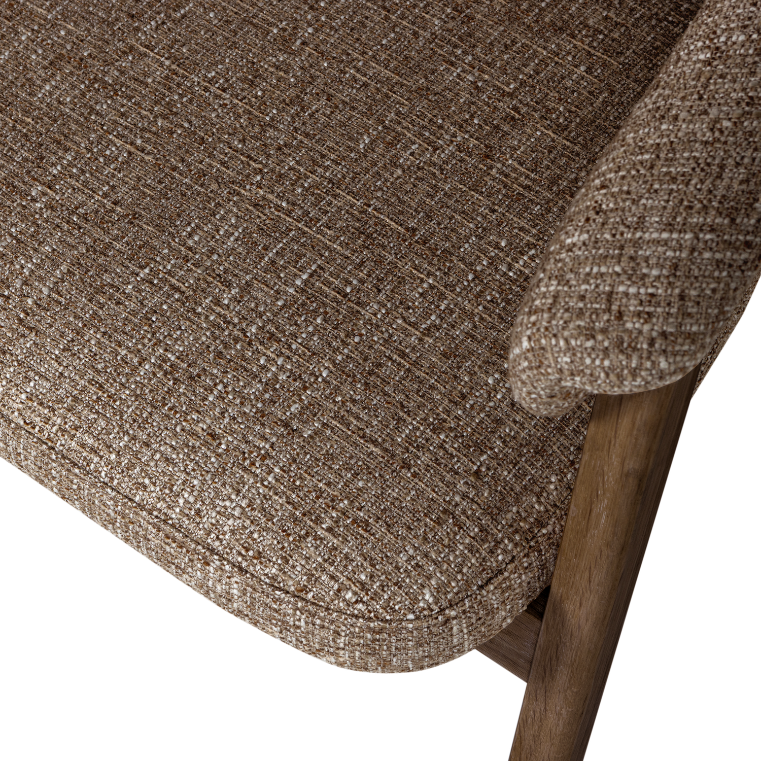 TUNAR fauteuil bruin met een donkerbruine houten basis