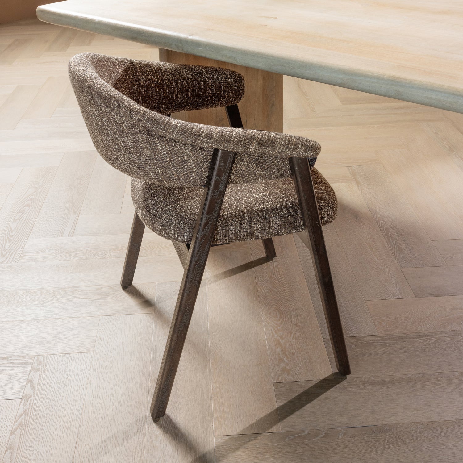 TUNAR fauteuil bruin met een donkerbruine houten basis